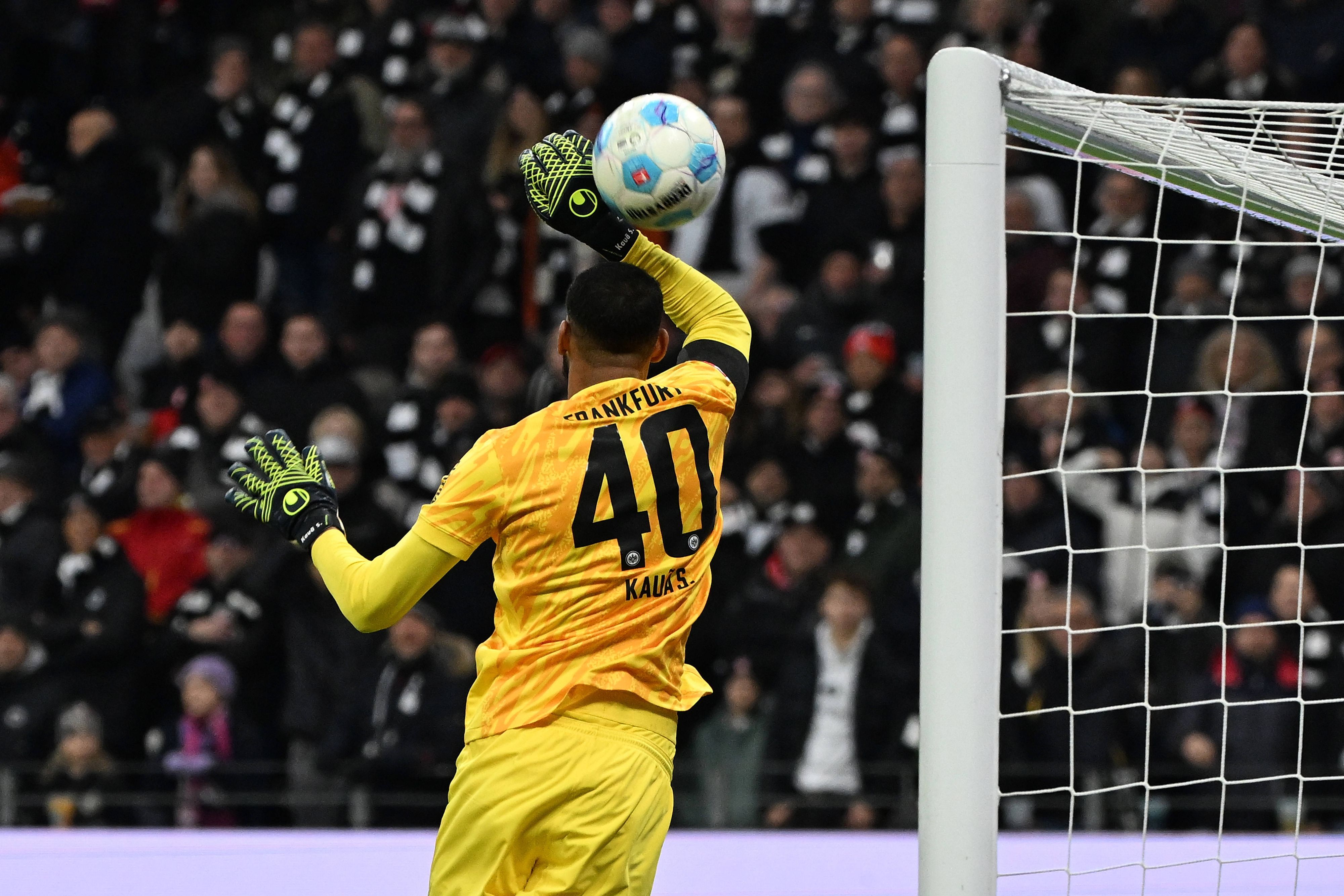 Eintracht-Frankfurt-Tormann Kaua Santos sorgte für das Slapstick-Eigentor. 