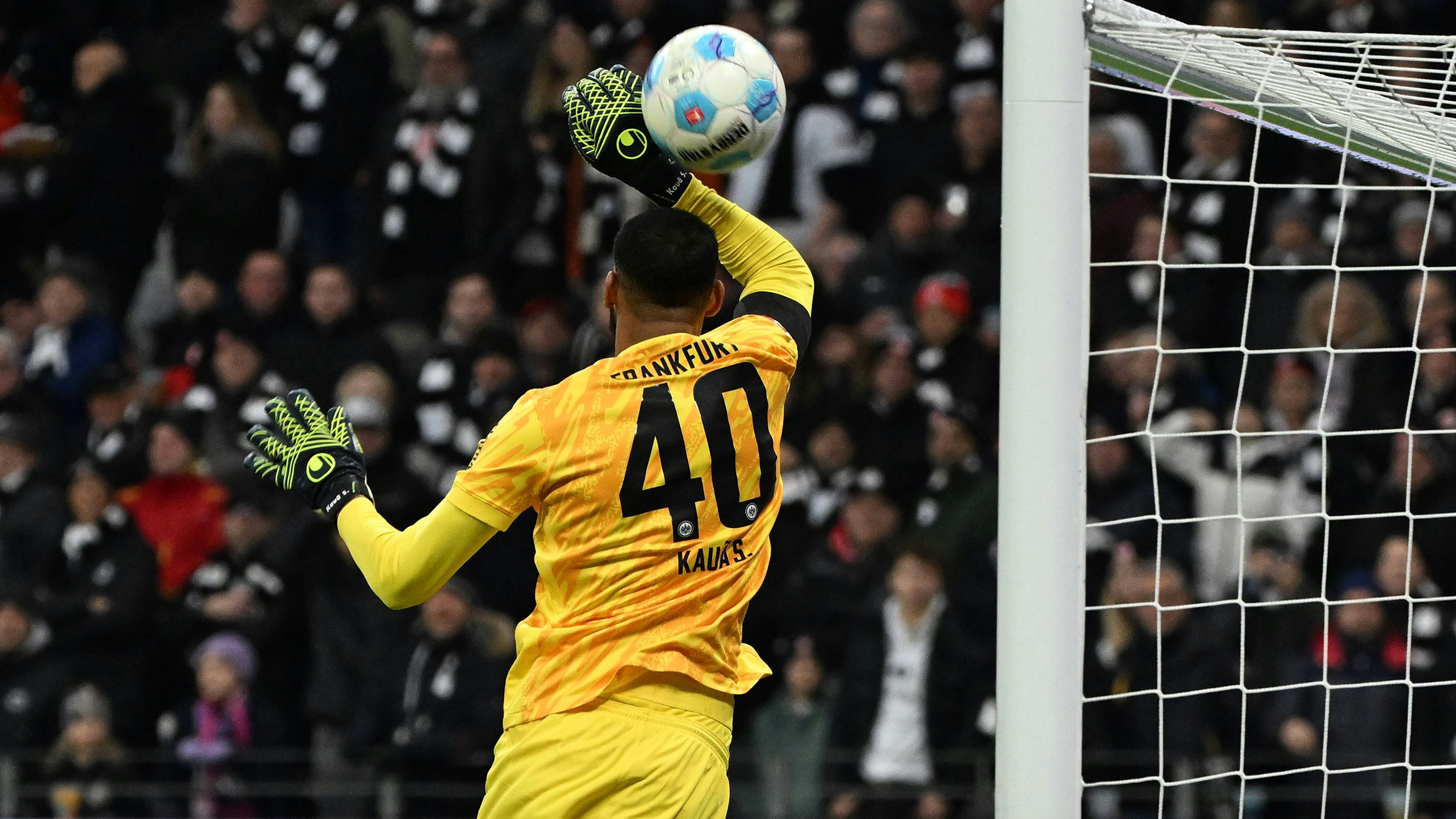 Eintracht-Frankfurt-Tormann Kaua Santos sorgte für das Slapstick-Eigentor. 
