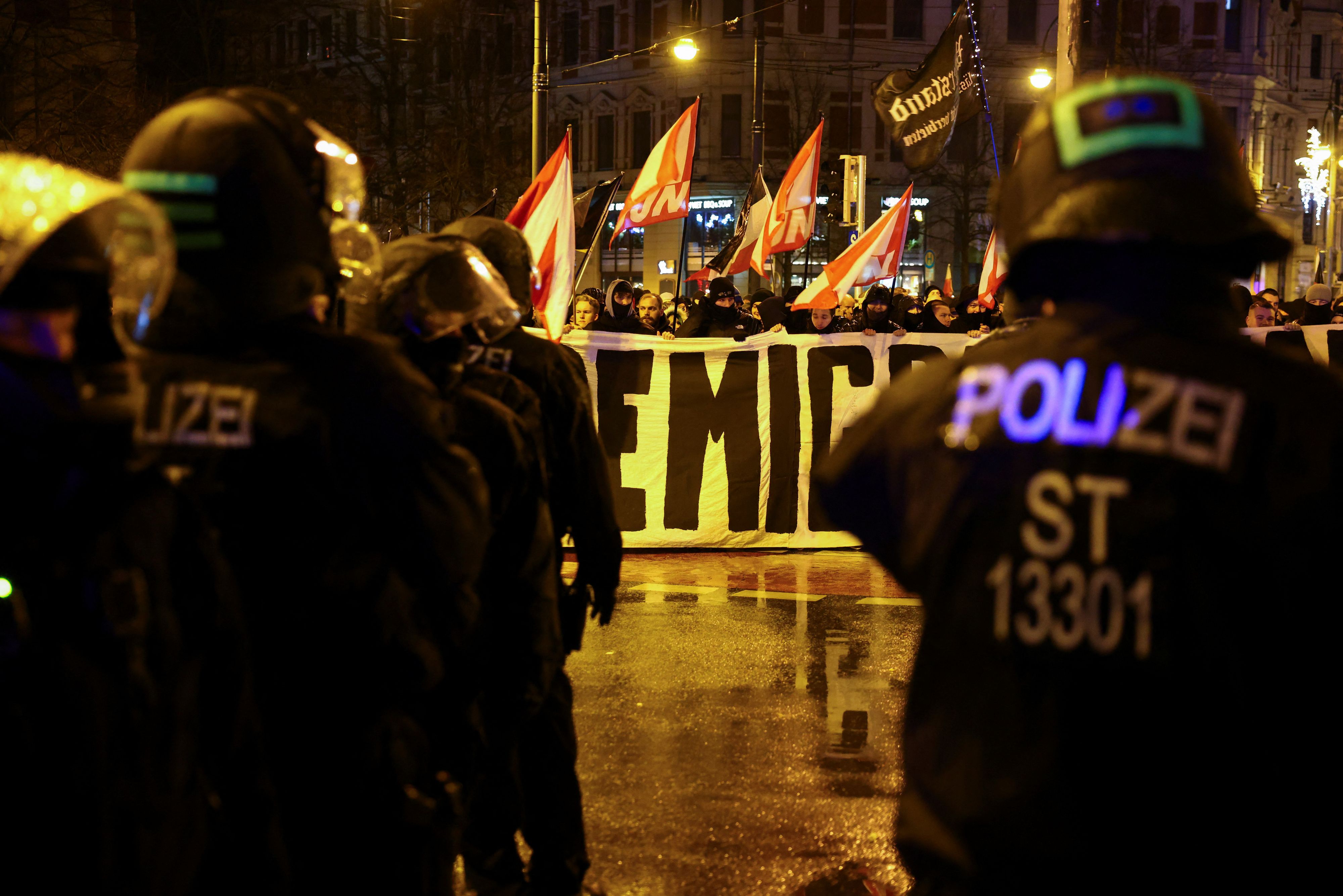 Rechtsextreme marschierten in Magdeburg auf, nach Schätzungen waren es rund mehrere hundert Personen.