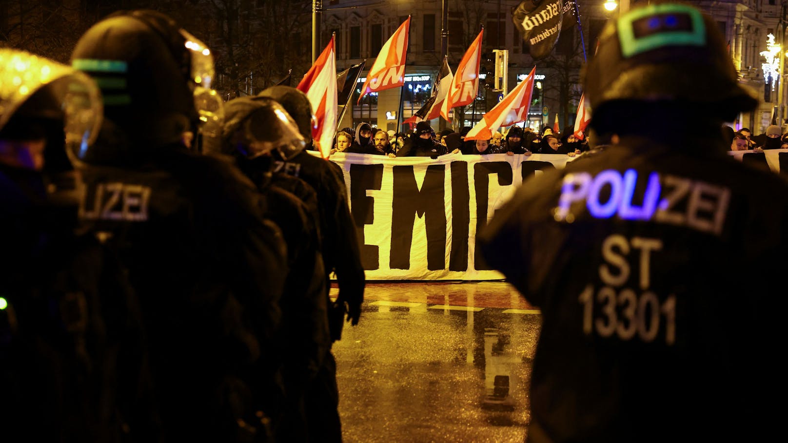 Horde Rechtsextremer marschiert jetzt in Magdeburg auf