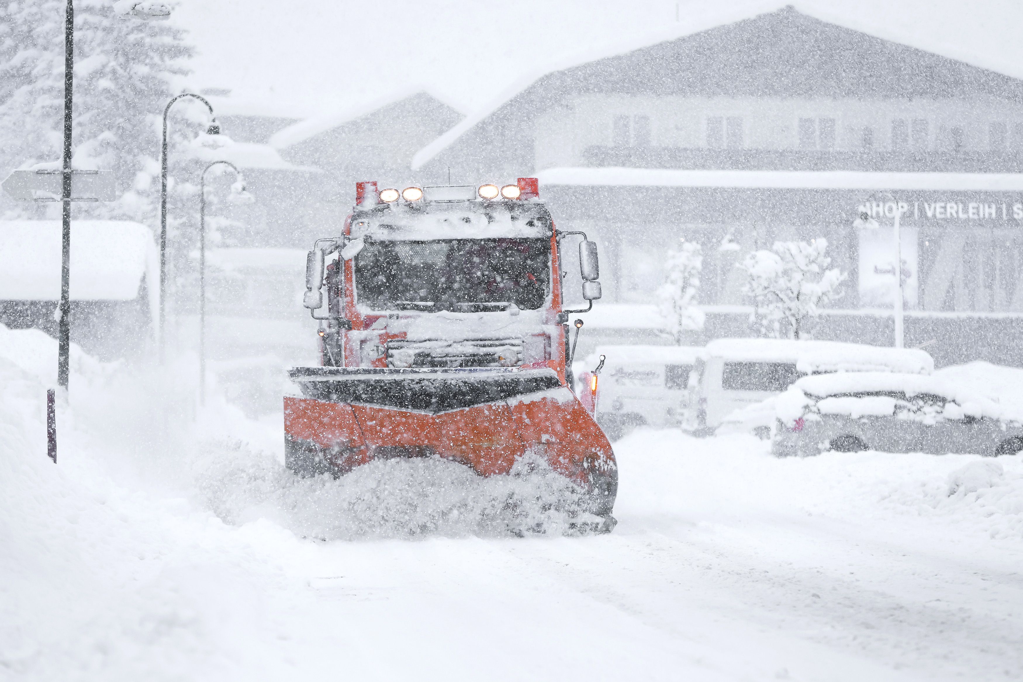 Wenige Tage vor Weihnachten sorgt ein Wintereinbruch für große Mengen Neuschnee in Teilen des Landes. (Symbolbild)