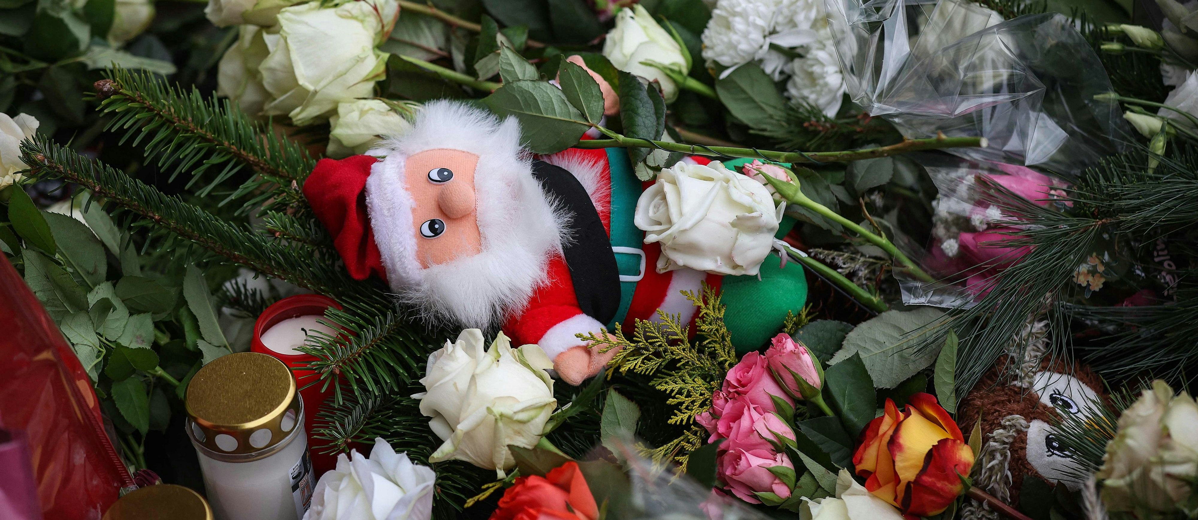 Blumen und ein Weihnachtsmann: Magdeburg gedenkt der Opfer