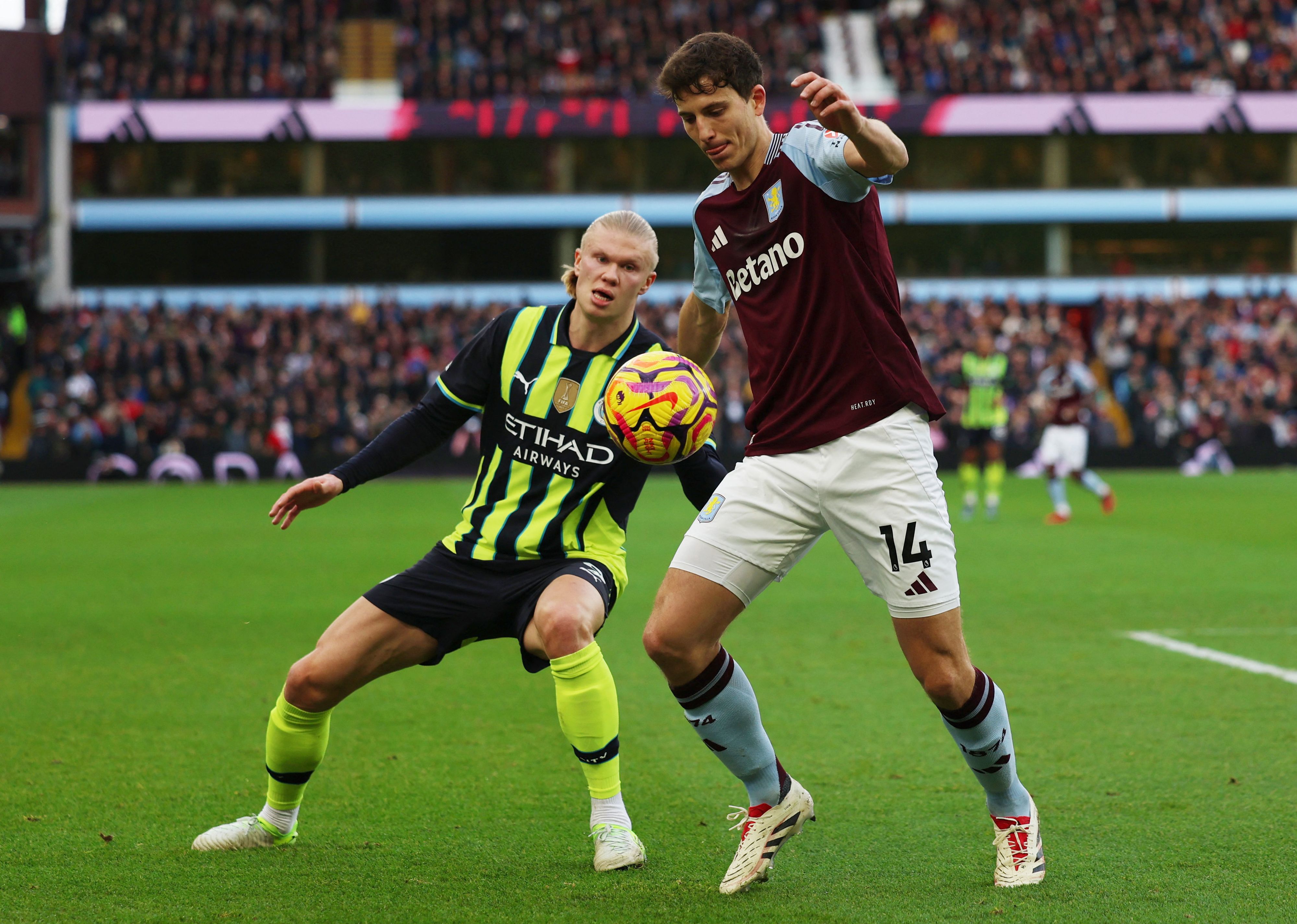 Manchester-City-Star Erling Haaland im Duell mit Aston Villa. 