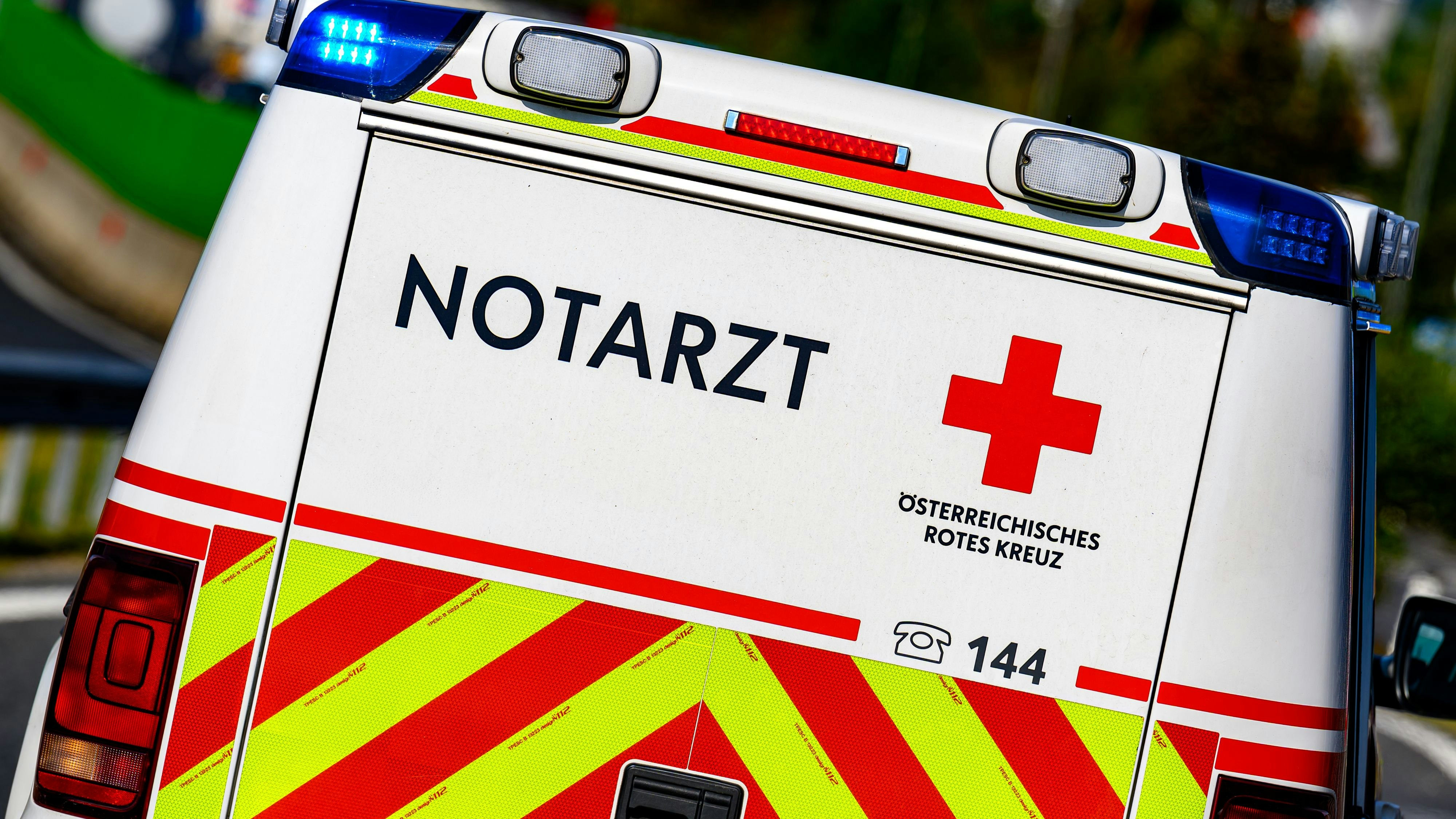 Trotz rascher Hilfe erlag der Mann seinen schweren Verletzungen. (Symbolbild)