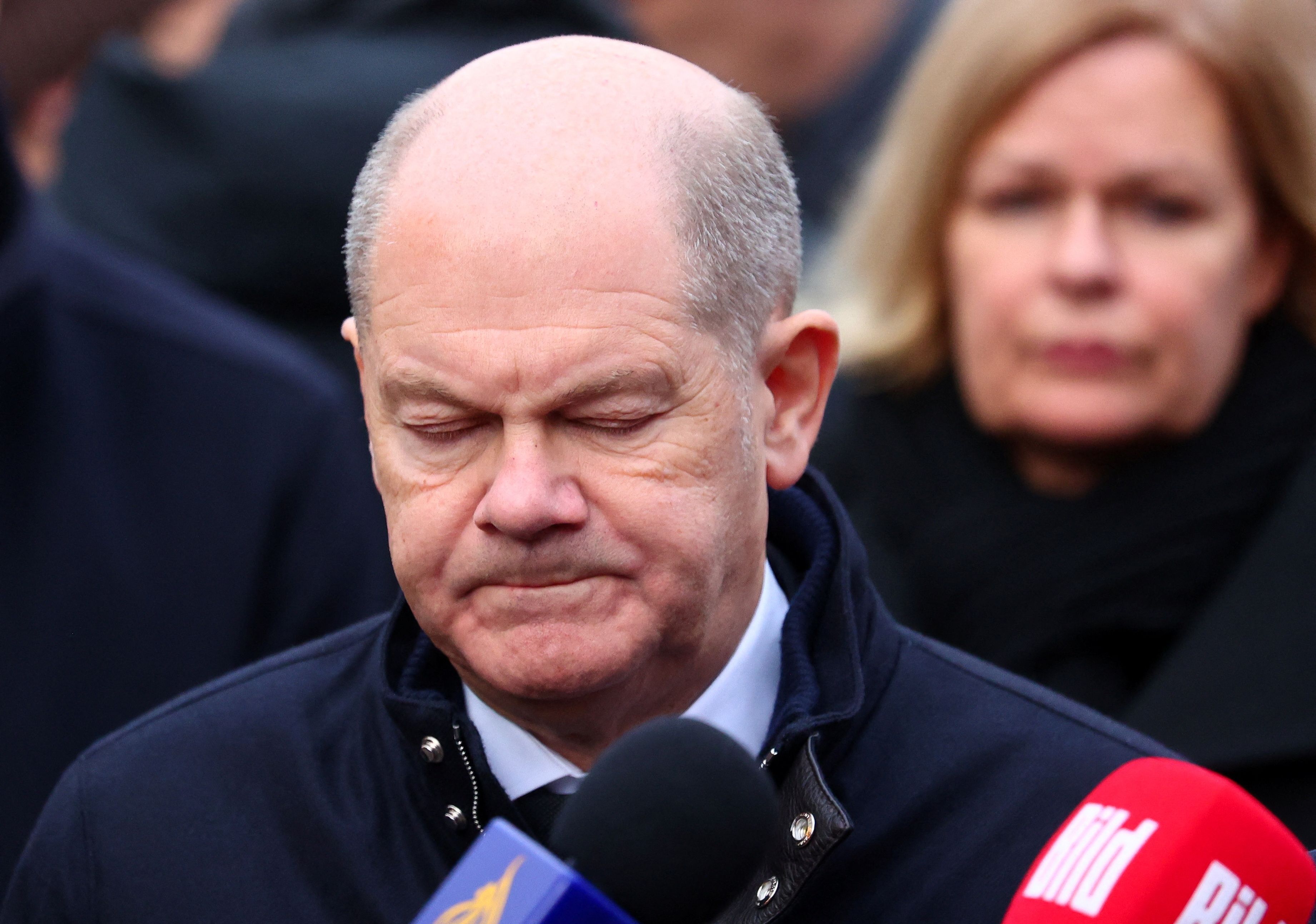 Auf der Straße wurde Bundeskanzler Olaf Scholz von Passanten ausgebuht und beschimpft. 