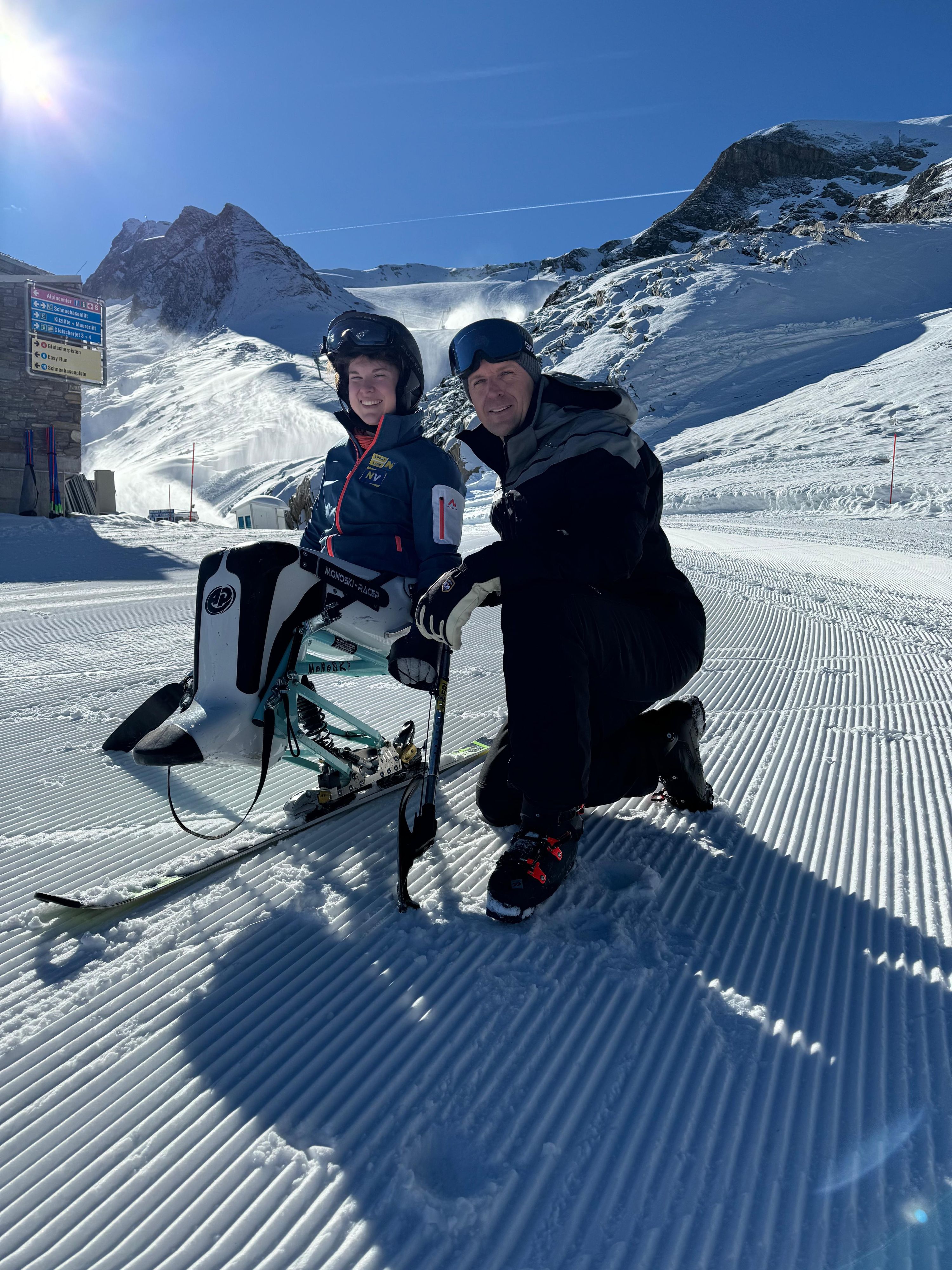 Tanja Klauser (20) mit Gemeinderat Manuel Brunner, der die Jungathletin ebenfalls fördert.