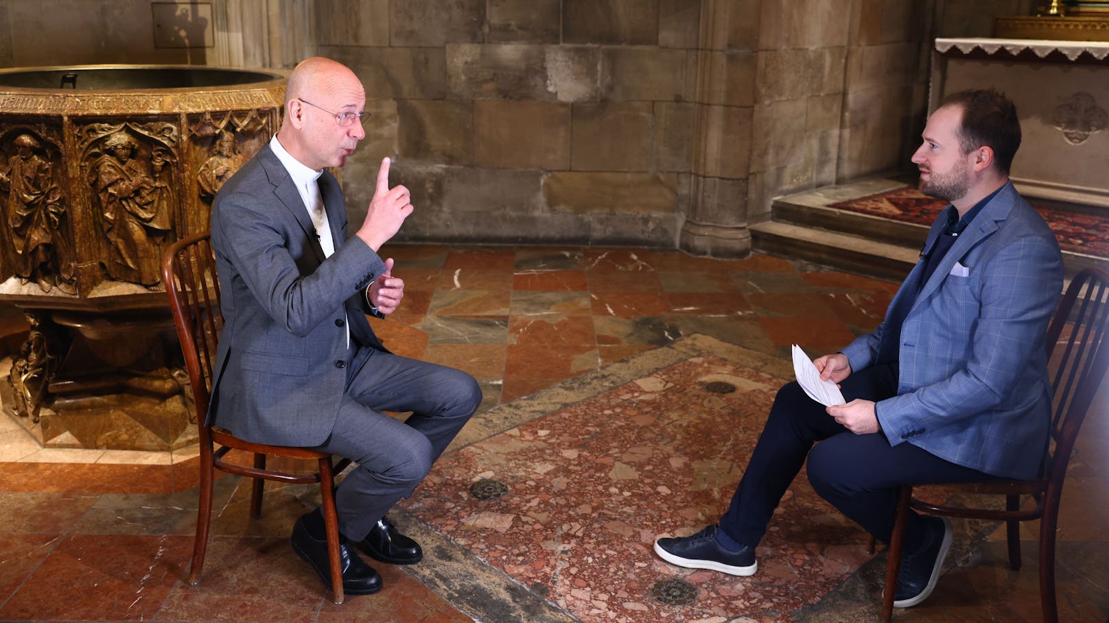 In seiner Predigt will der Dompfarrer niemanden, der das ganze Jahr über nicht in die Kirche kam, die Leviten lesen.