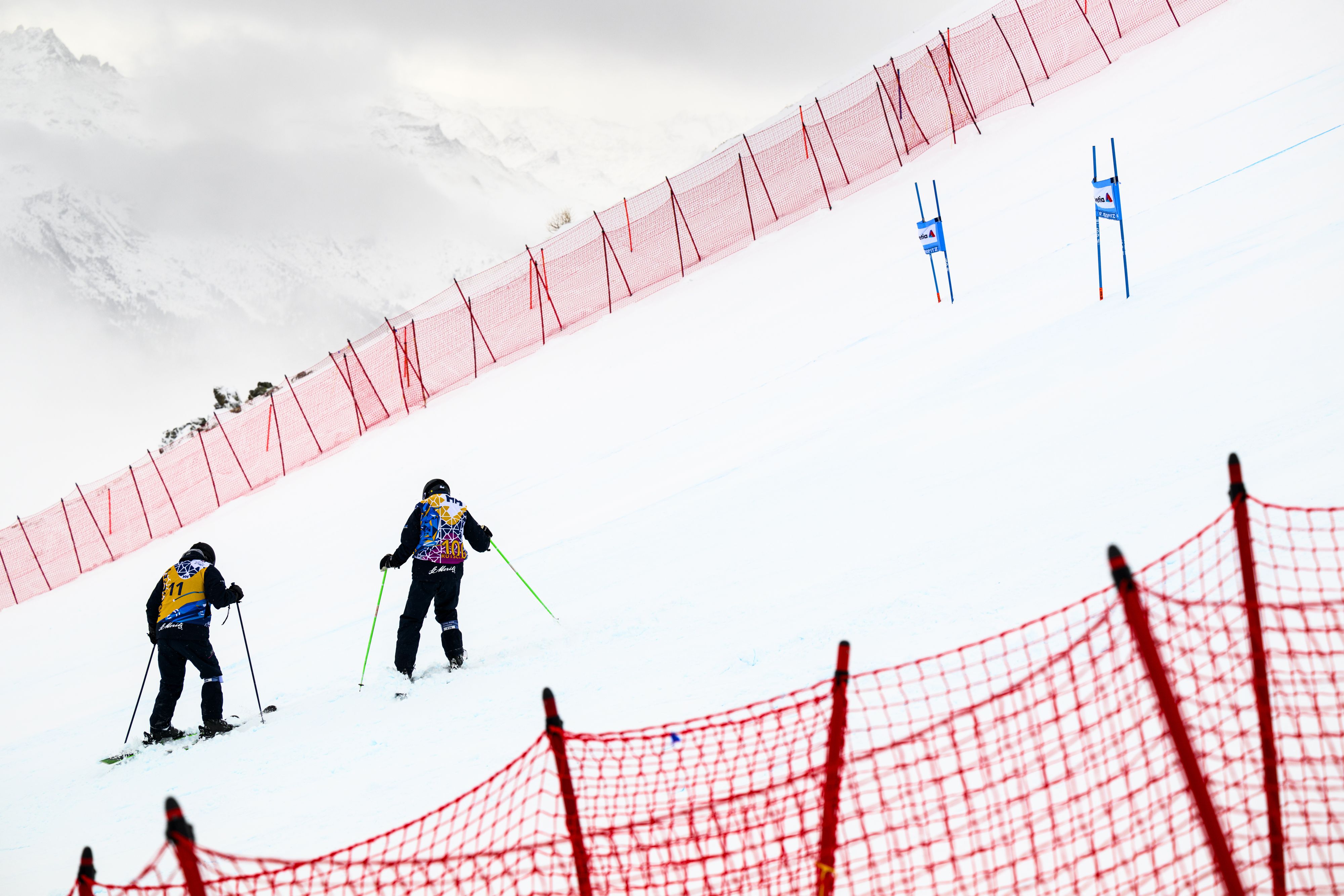 Wind, Nebel und Neuschnee sind in St. Moritz die Spielverderber.