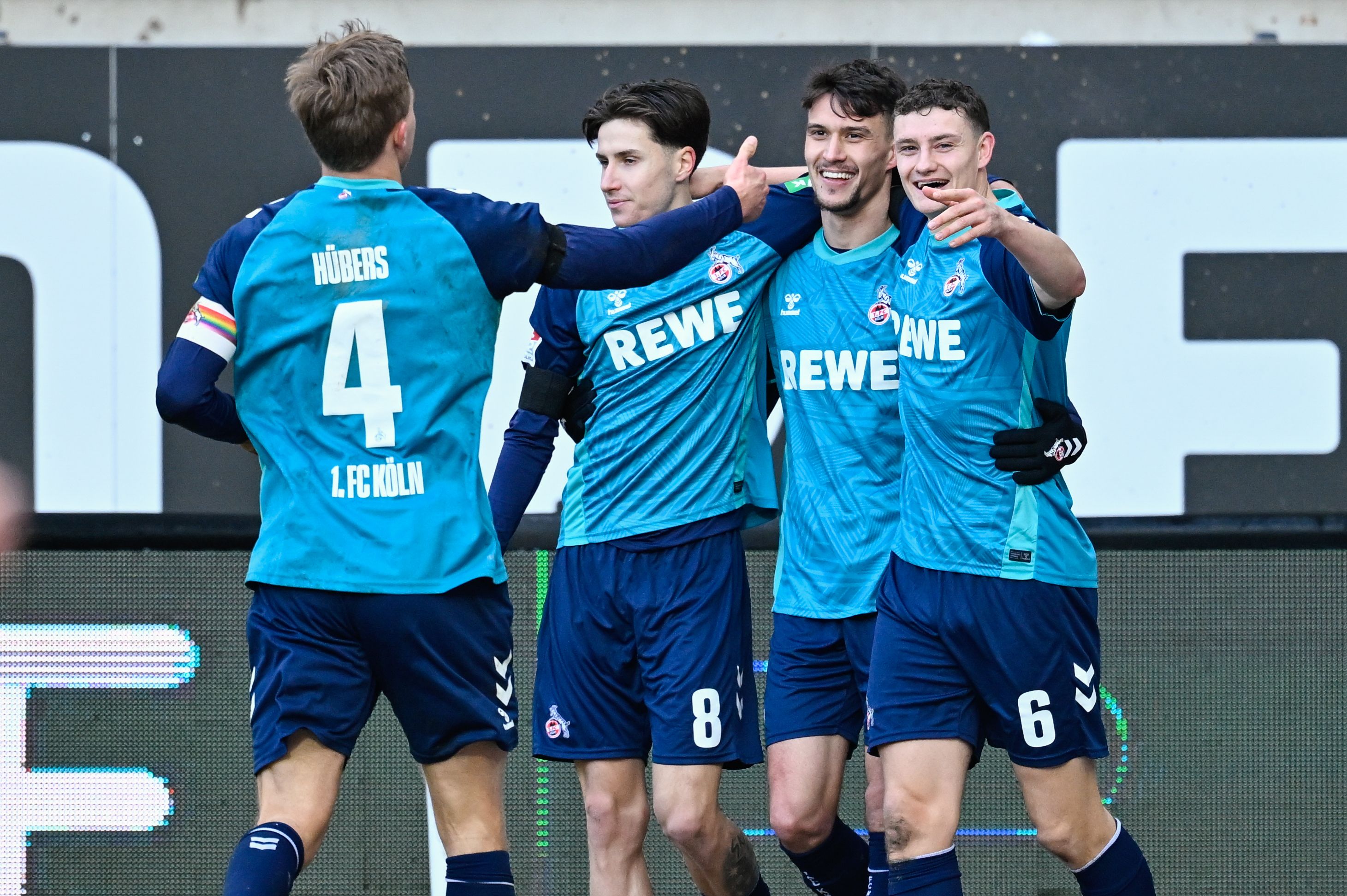 Dejan Ljubicic (2.v.r.) jubelt mit seinen Kollegen über das Goldtor.