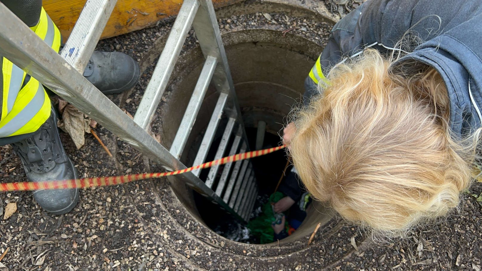 Einsatzkräfte retten Hund aus Brunnenschacht