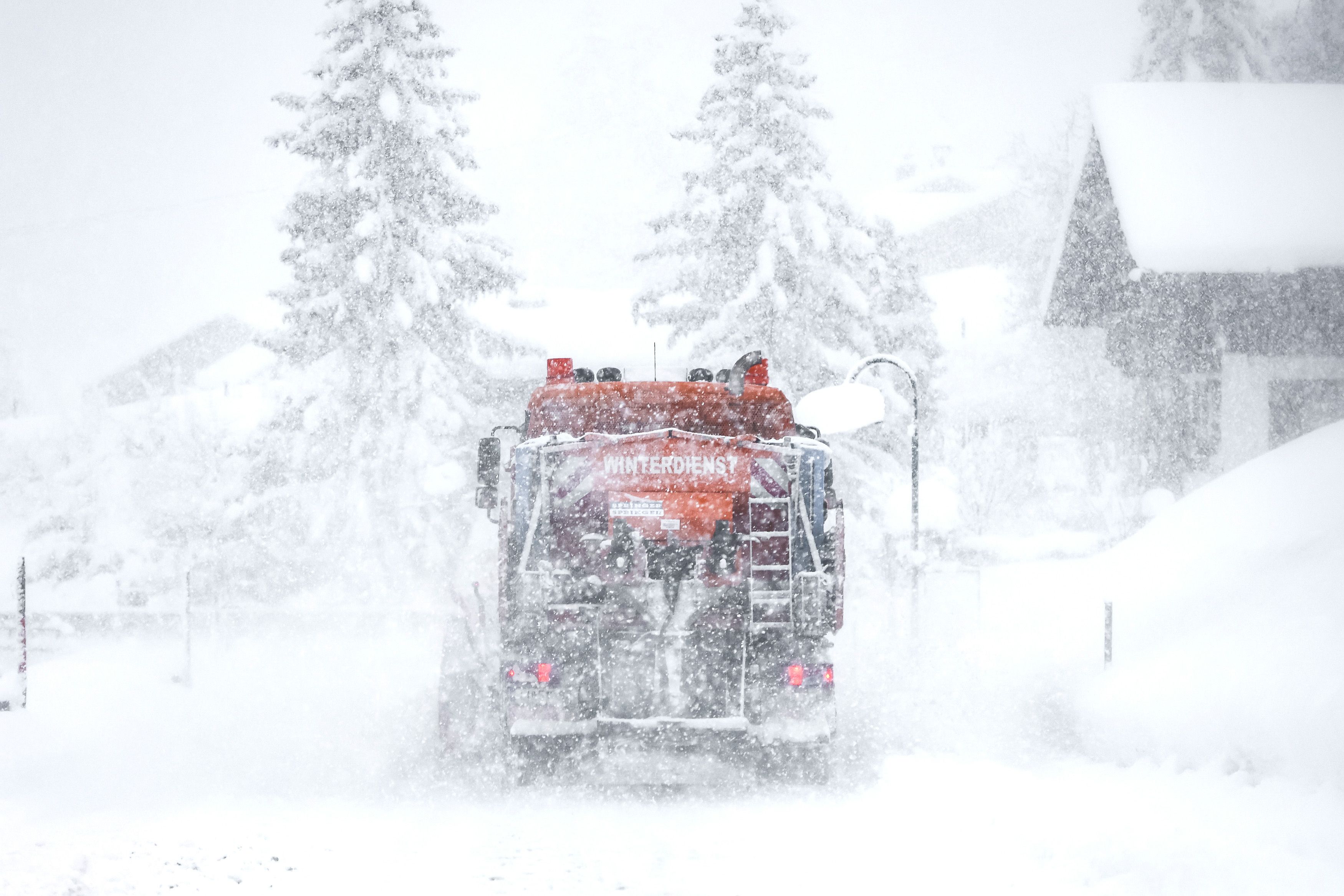Ein massiver Wintereinbruch sorgt in Teilen des Landes für ergiebigen Schneefall. (Symbolbild)