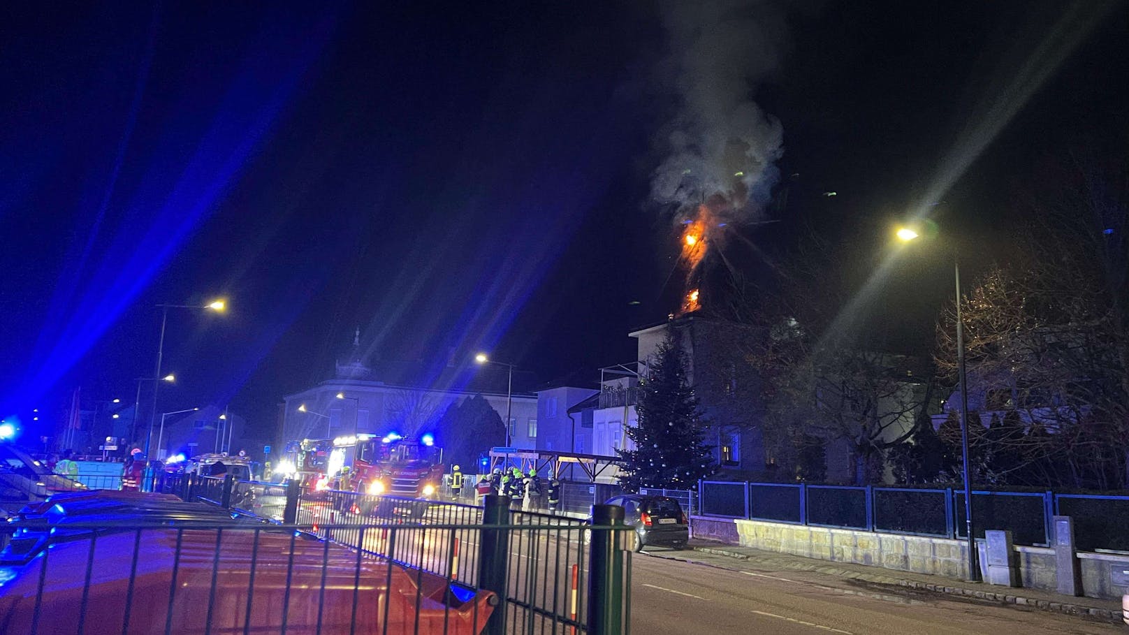 Bis zum Eintreffen der Einsatzkräfte standen bereits eine Terrasse und die Hausfassade in Vollbrand.