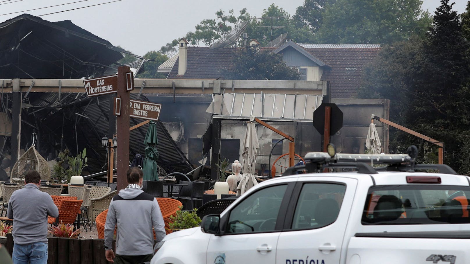 Flugzeug stürzt nach Start auf Restaurant – 10 Tote