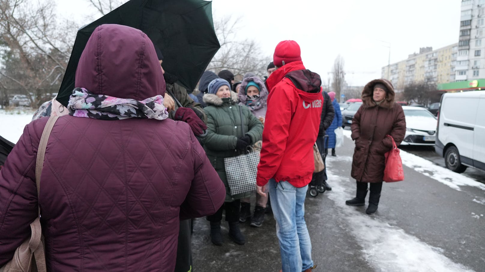 Caritasdirektor Schwertner bei einer Hilfsaktion in der Ukraine.