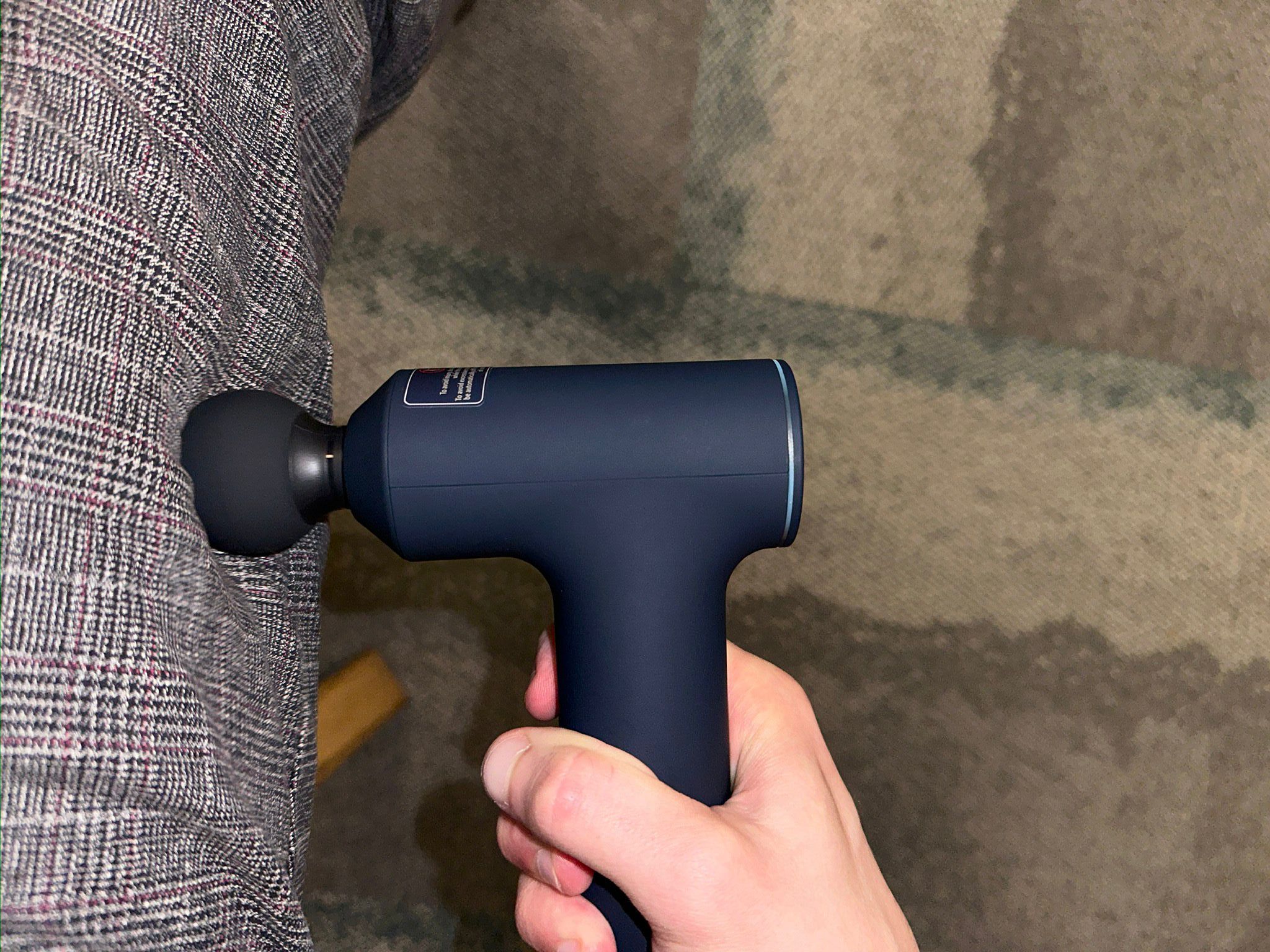 Die Xiaomi Massage Gun Mini ist ein kompakter Begleiter für entspannende Massagen unterwegs.