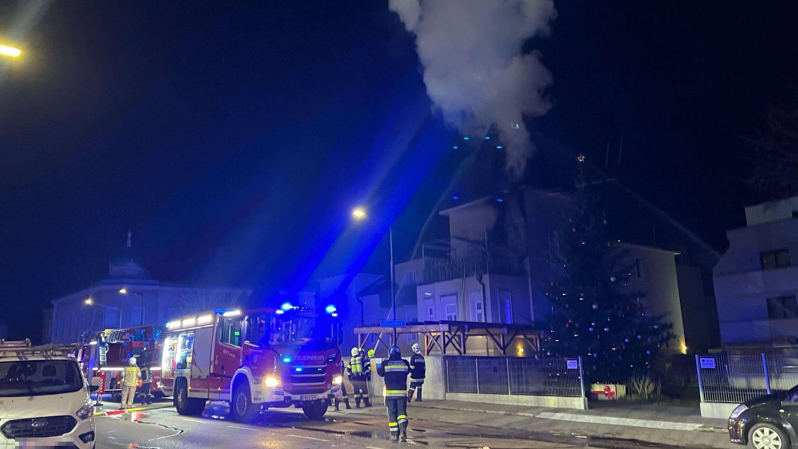 In der Nacht auf den 4. Adventsonntag schwärmten mehrere Feuerwehren zu einem Brand in einem Mehrparteienhaus in <a rel="nofollow" href="https://www.heute.at/oesterreich/niederoesterreich">Pressbaum (Niederösterreich)</a> aus.