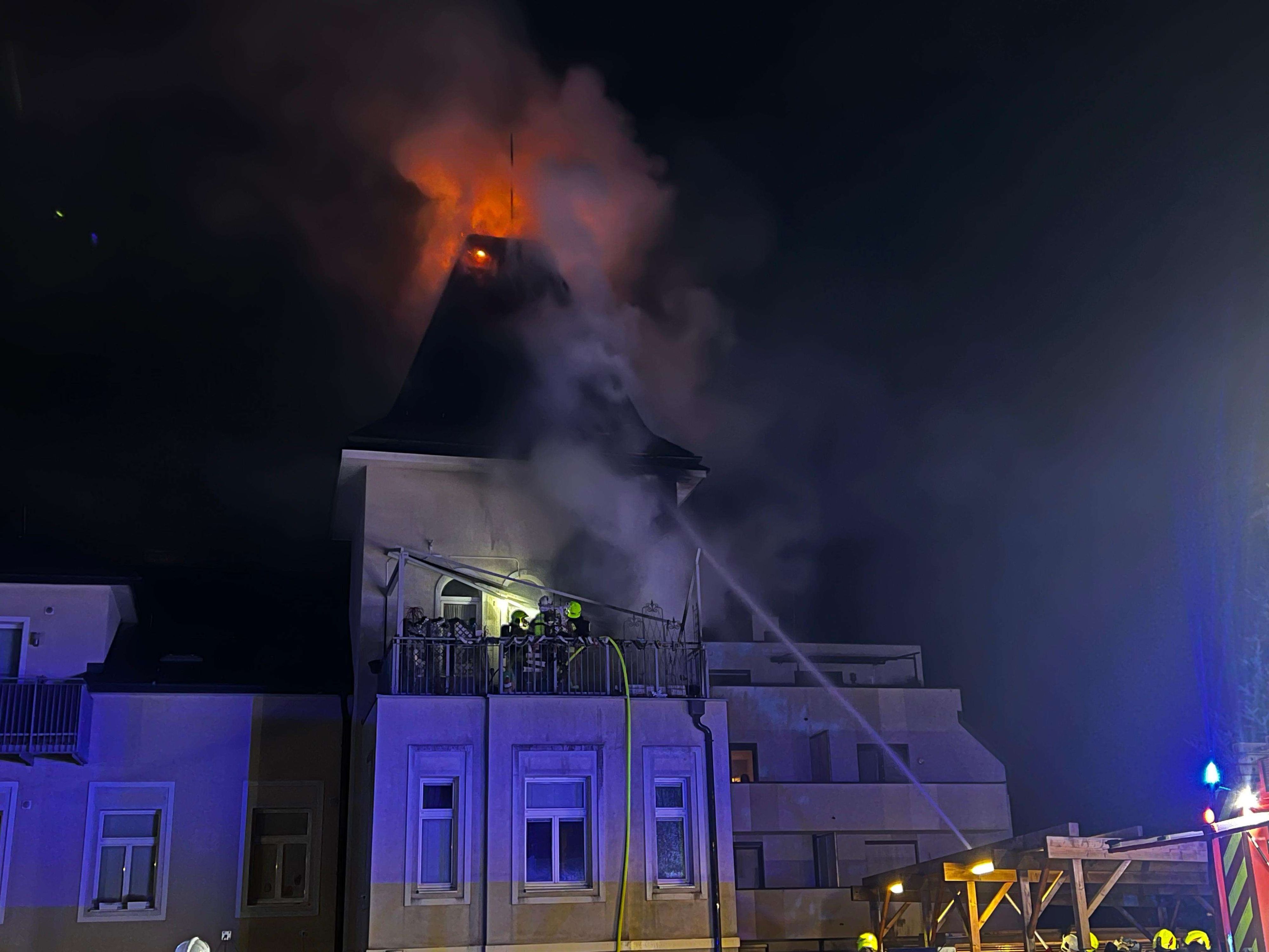 Gefährlicher Brand am Samstag kurz vor Mitternacht in Pressbaum.