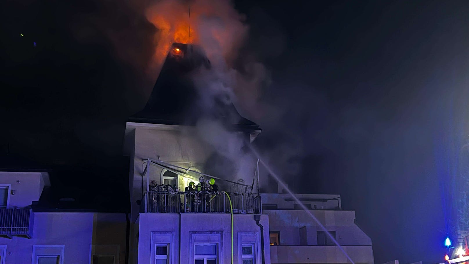 Das Feuer hatte nämlich rasch auf den Dachstuhl übergegriffen.