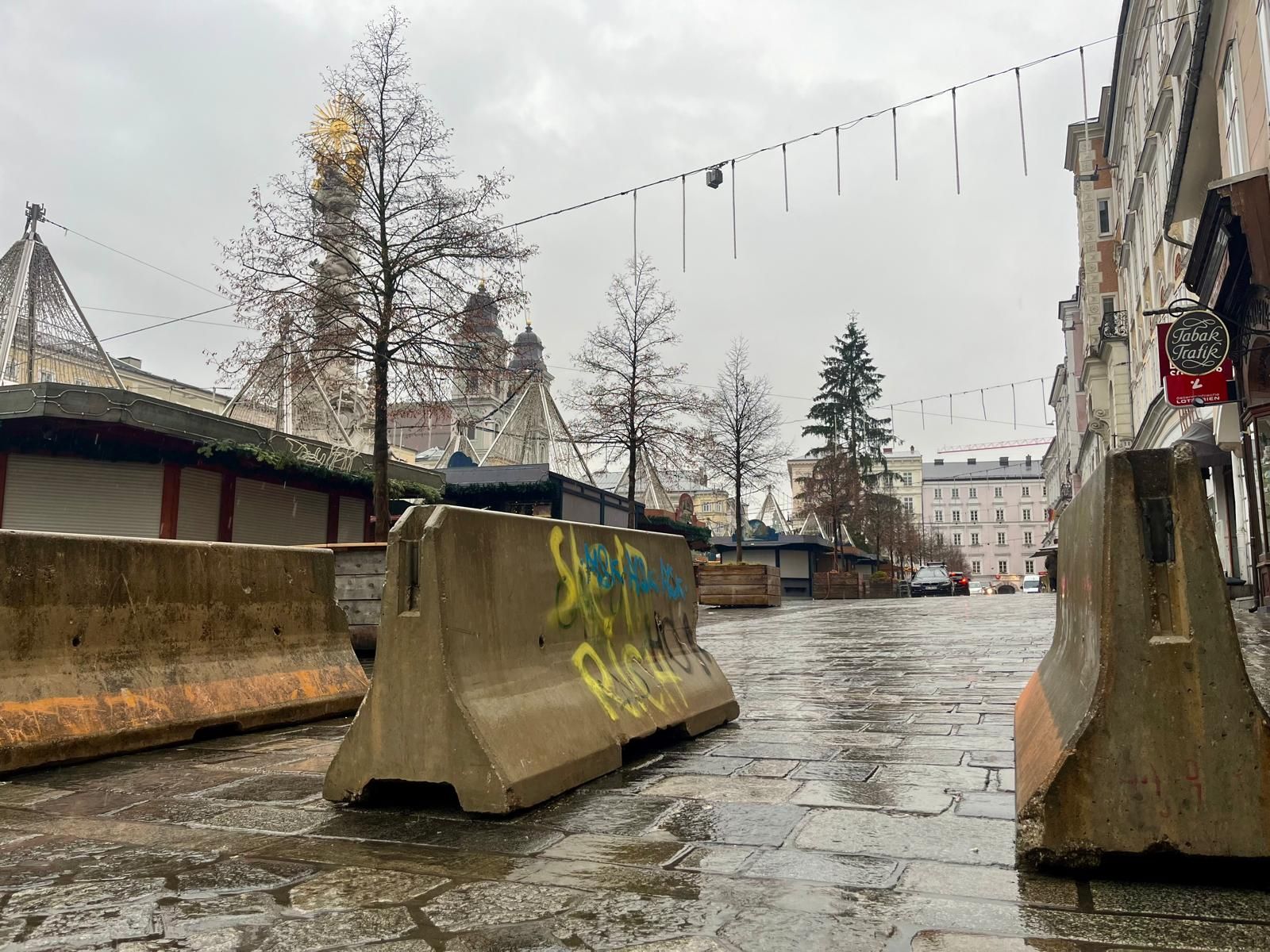 Mit Betonpollern wird u.a. der Christkindlmarkt am Linzer Hauptplatz geschützt.