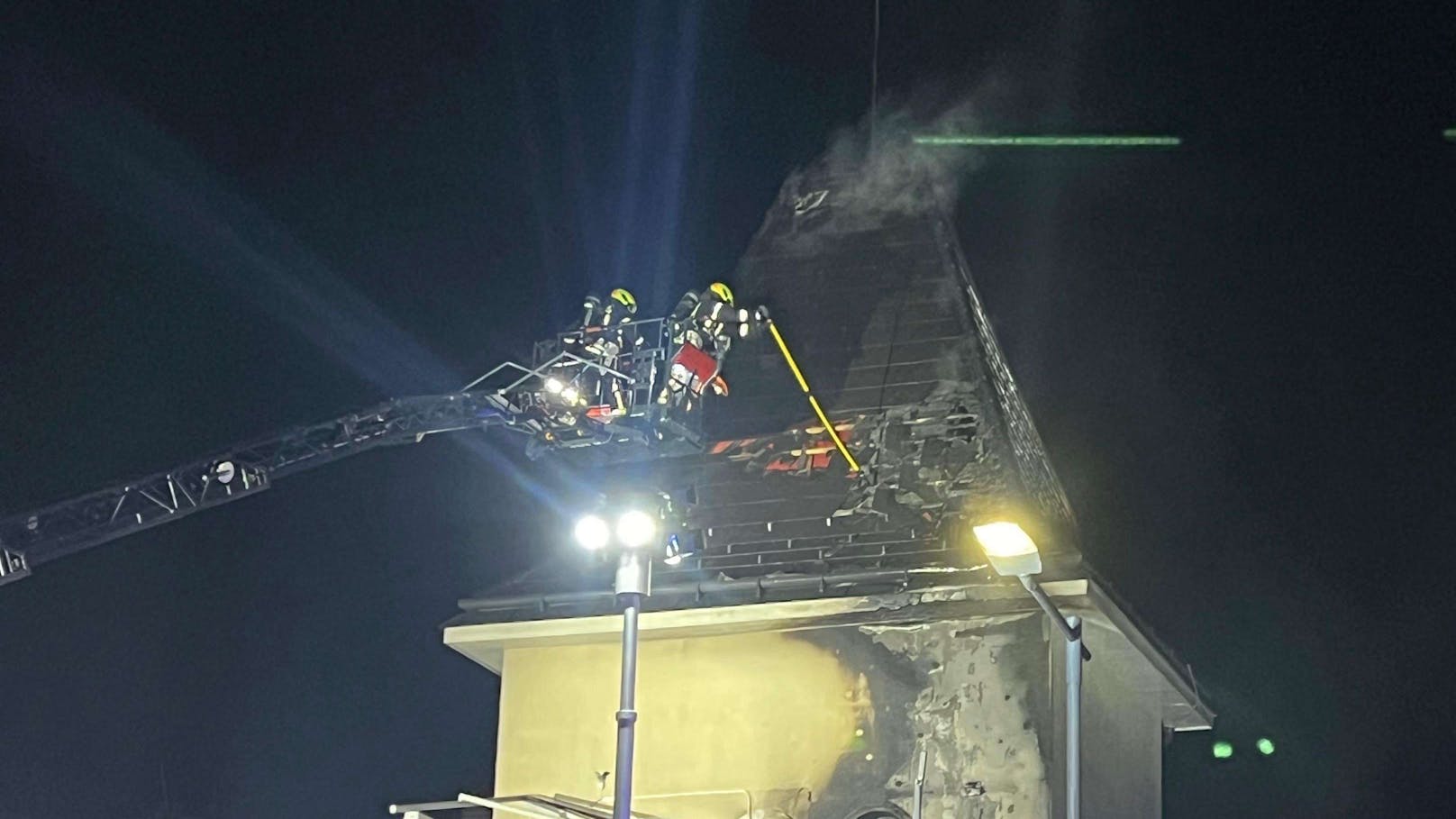 Einsatzeinheiten aus Pressbaum, Rekawinkel, Purkersdorf und Tullnerbach arbeiteten unter schwerem Atemschutz, sowohl von innen als auch von außen, gegen Mitternacht mit Hochdruck an der Bekämpfung der Flammen.