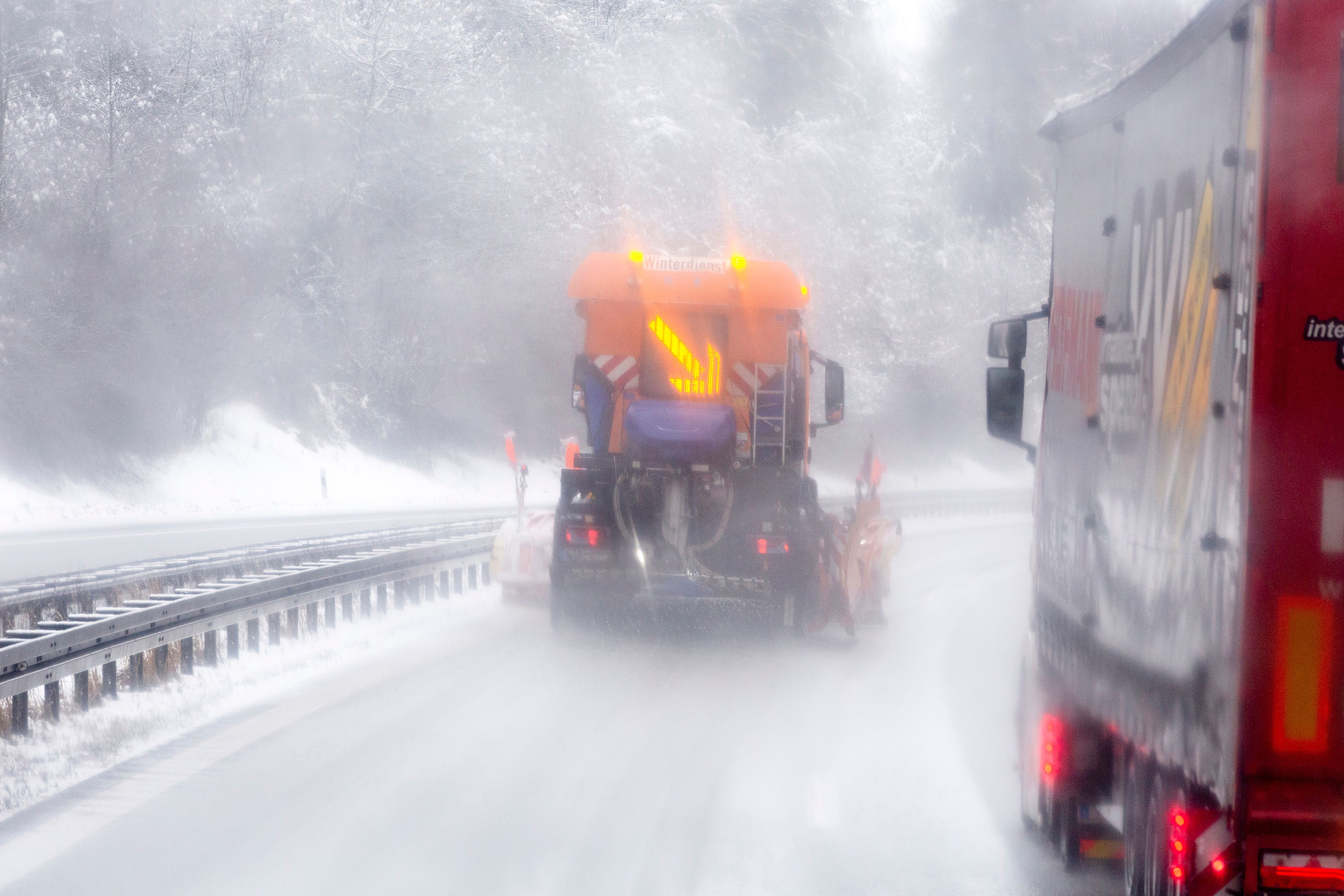 Aufgrund des Wintereinbruchs mussten bereits erste Straßen gesperrt werden. (Symbolbild)