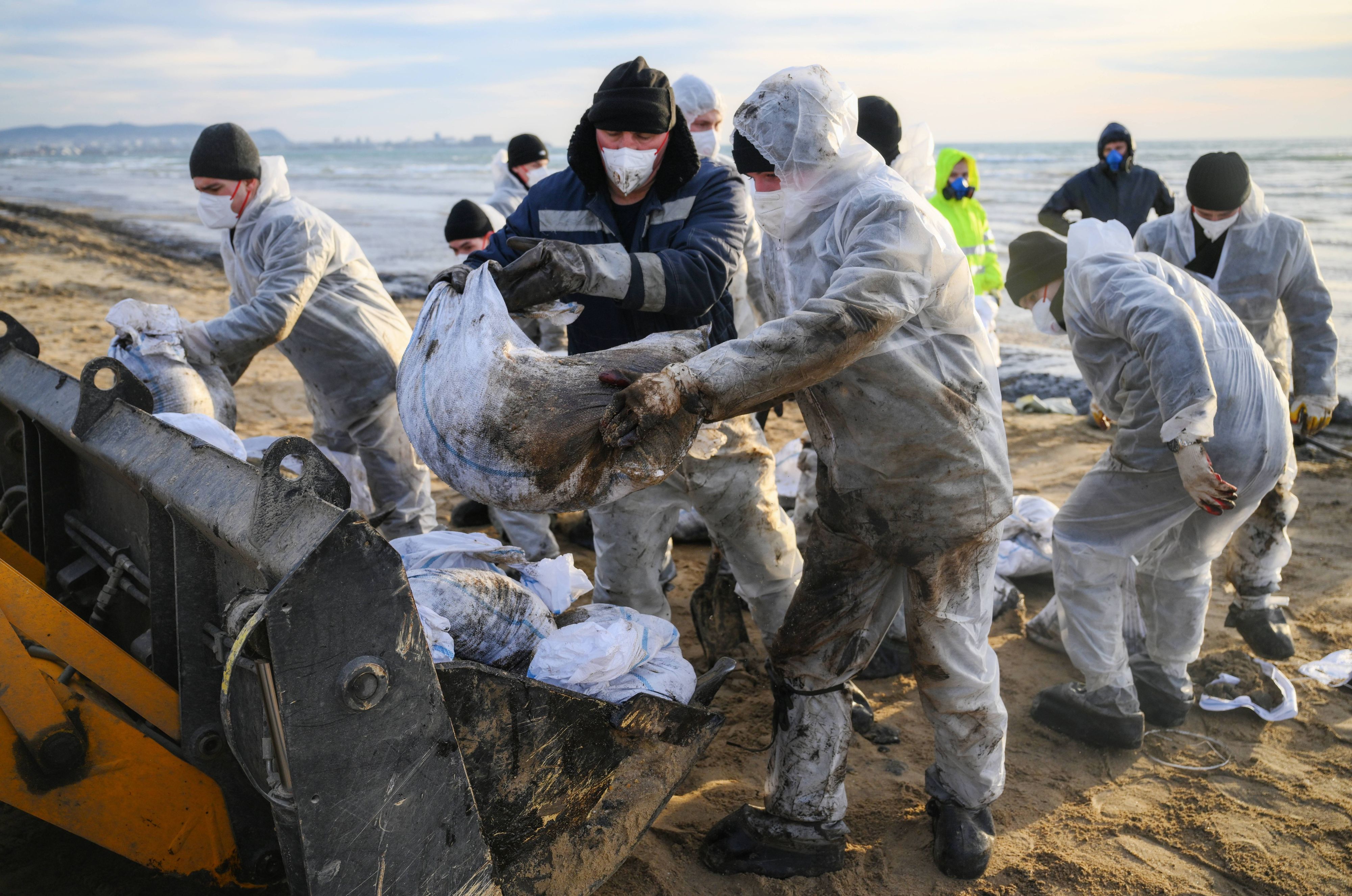 Freiwillige versuchen verzweifelt, den Strand Freiwillige versuchen verzweifelt, den Strand ...