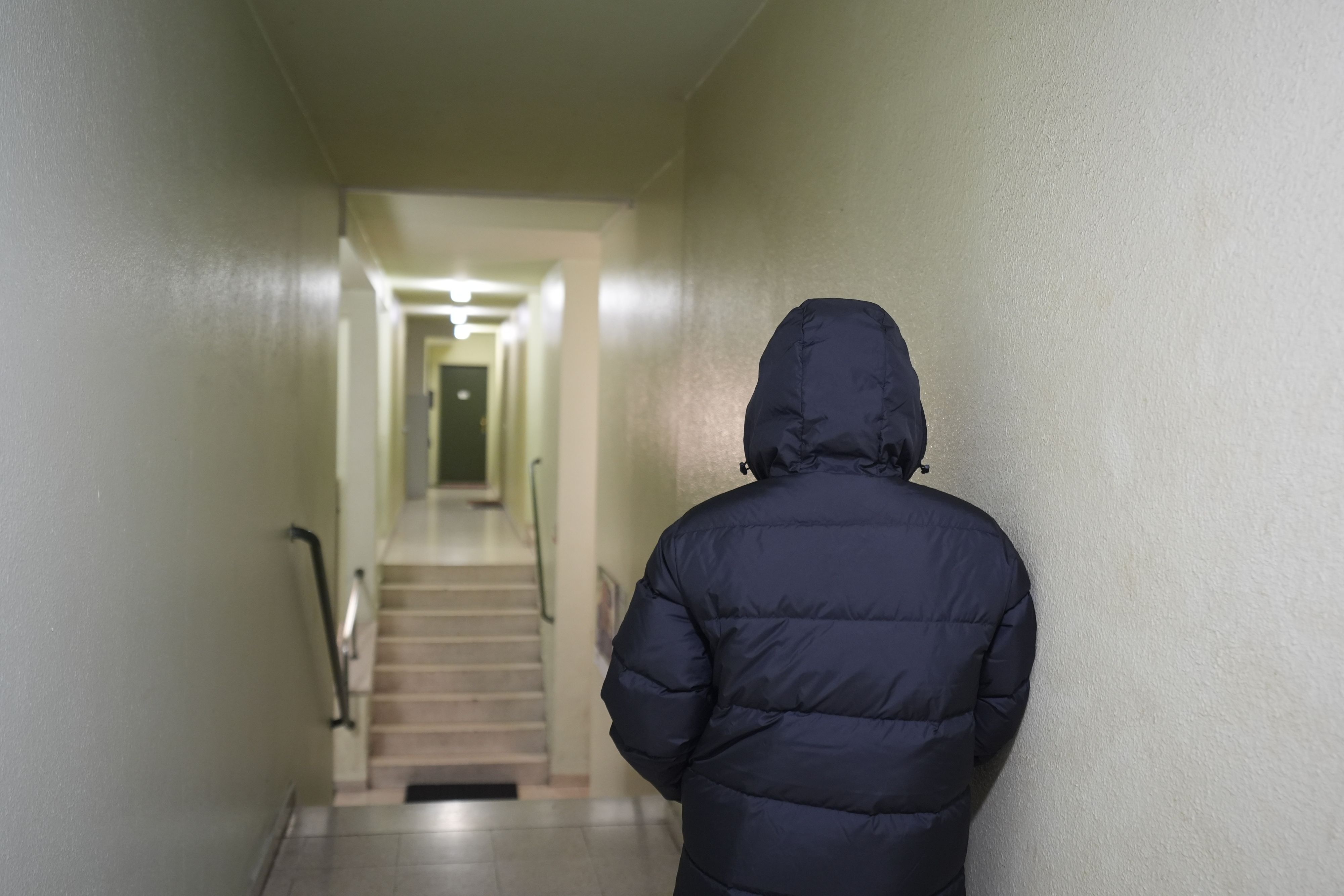 Eine Pensionistin fühlt sich in ihrem Wohnhaus in Wien unsicher und findet keine Ruhe – Lärm und Drohungen der Nachbars-Familie belaste sie schwer.