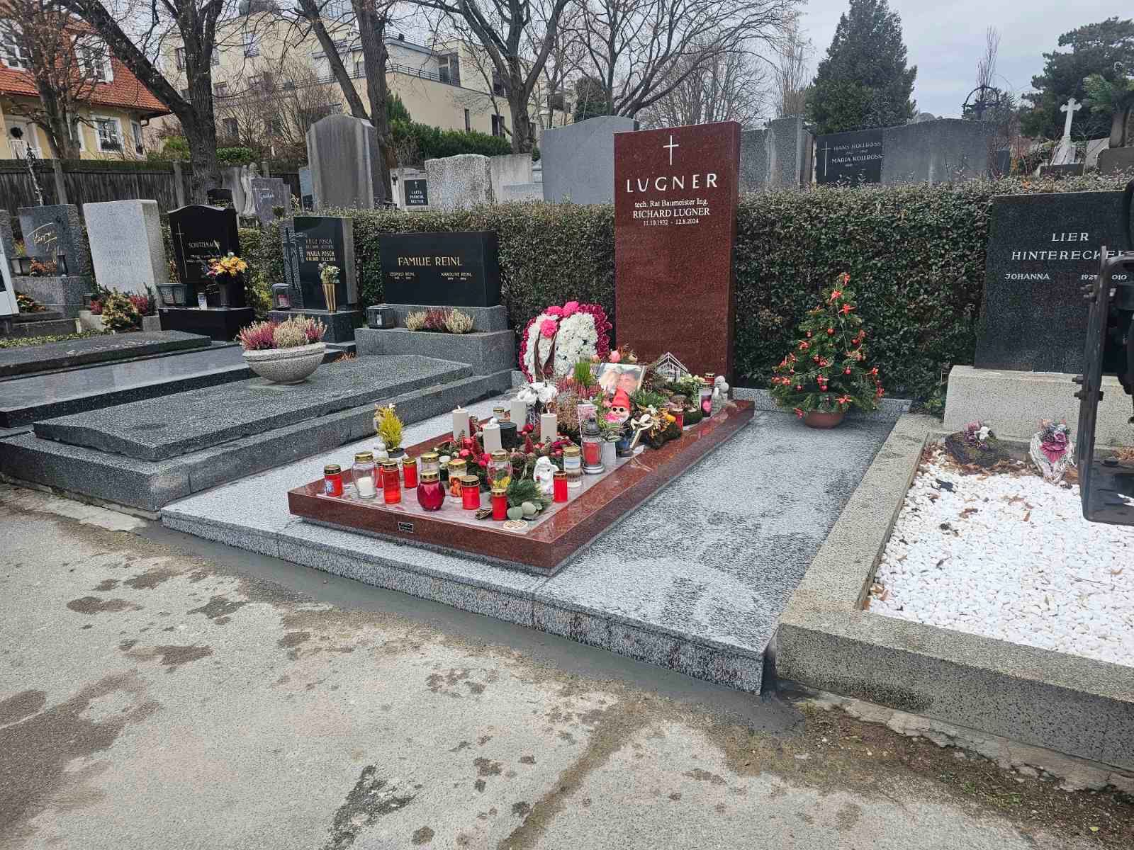 So sieht der neue Grabstein von Richard Lugner aus.