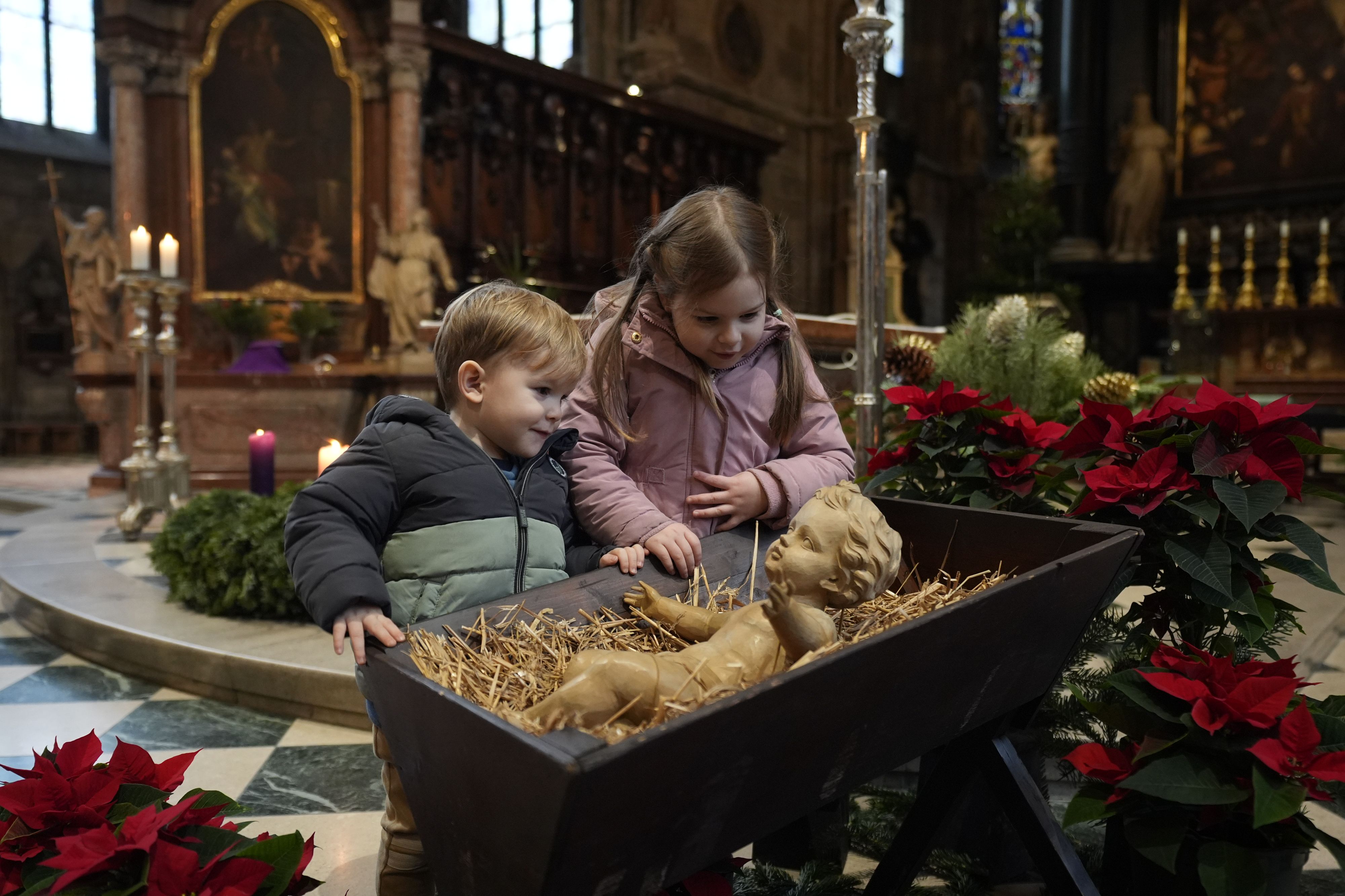 Fürs Foto: Um einen Ausblick auf die Messe am 24. Dezember zu geben, legte Toni Faber das Jesuskind bereits einen Tag vorher einmal in die Krippe