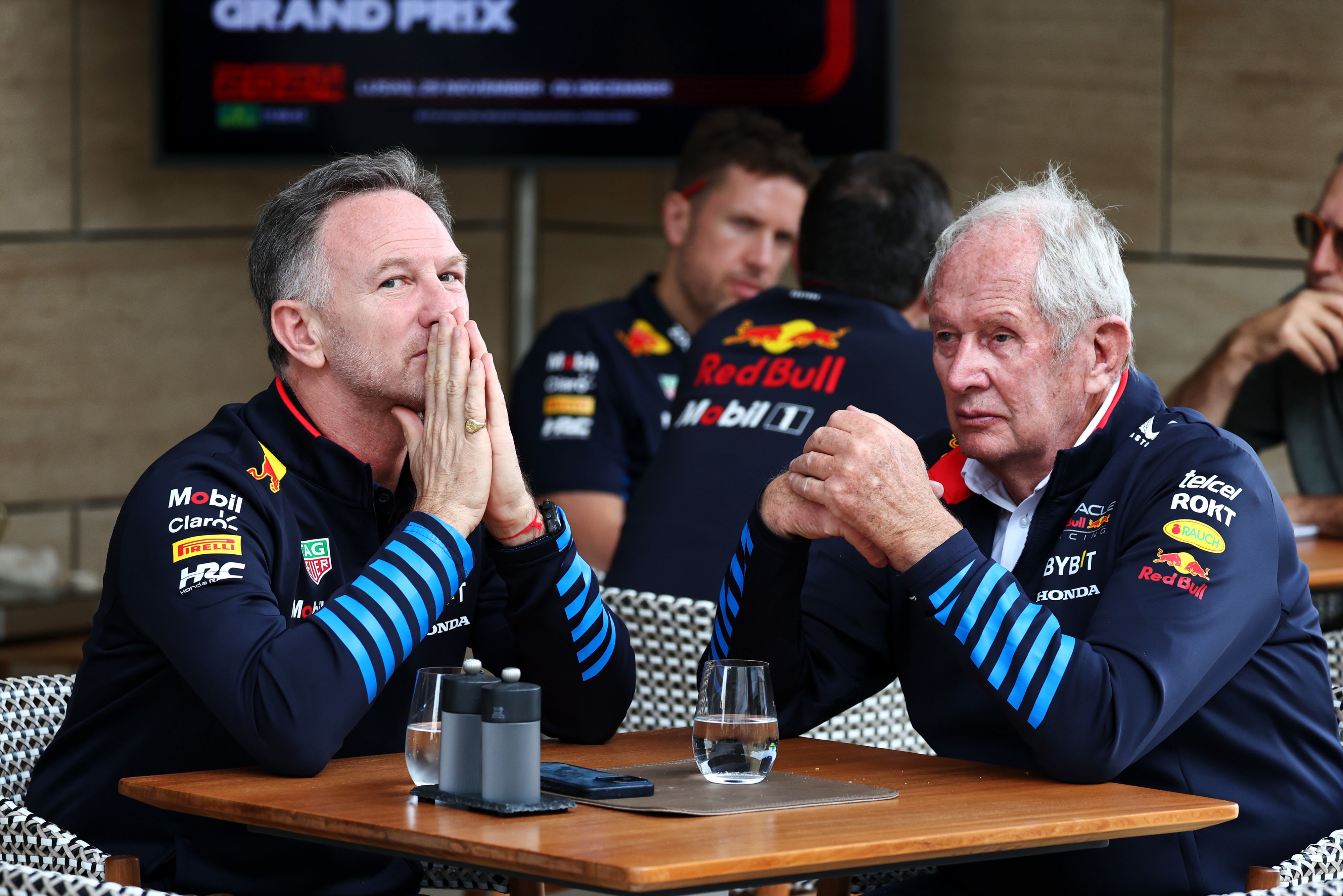 Helmut Marko (r.) an einem Tisch mit Christian Horner