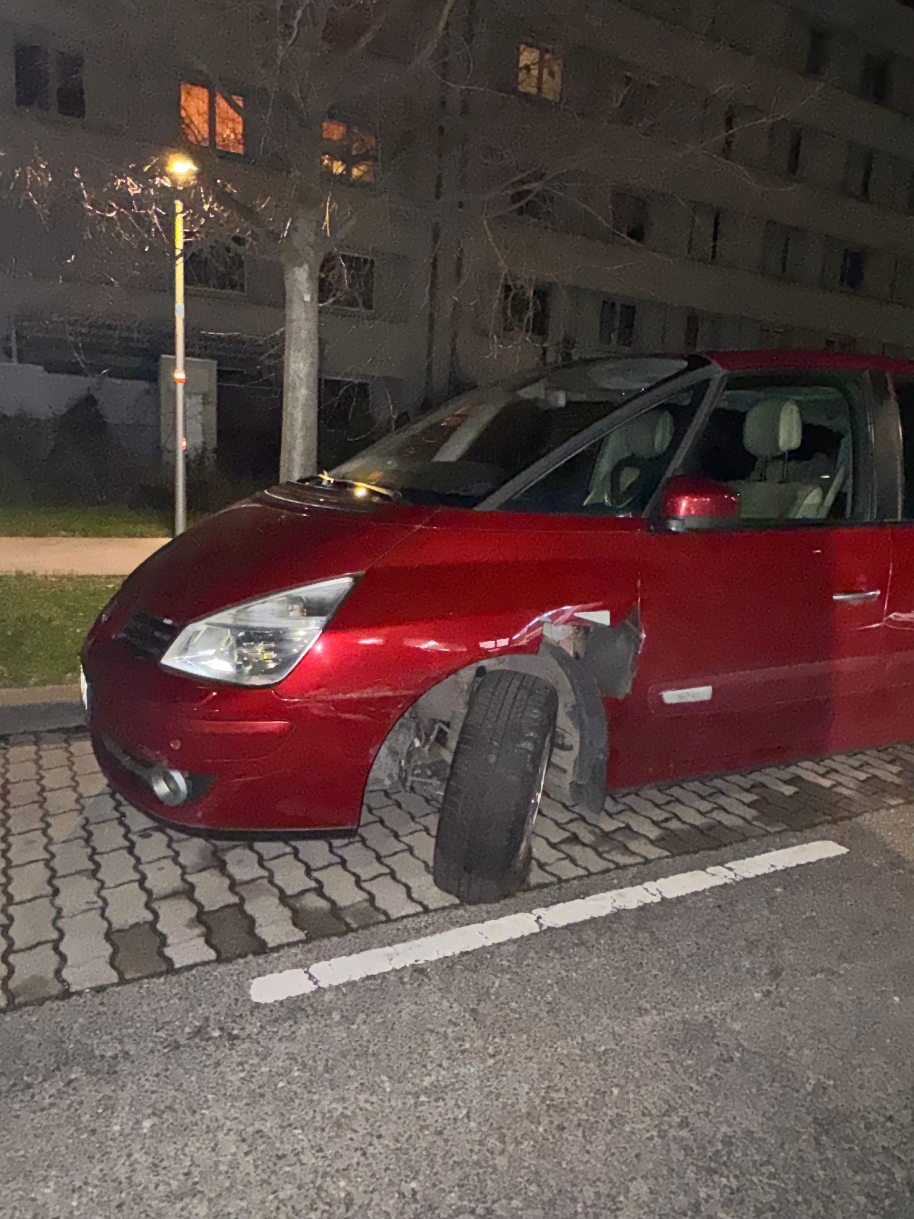 Der Schaden an den geparkten Autos dürfte fünfstellig sein. 