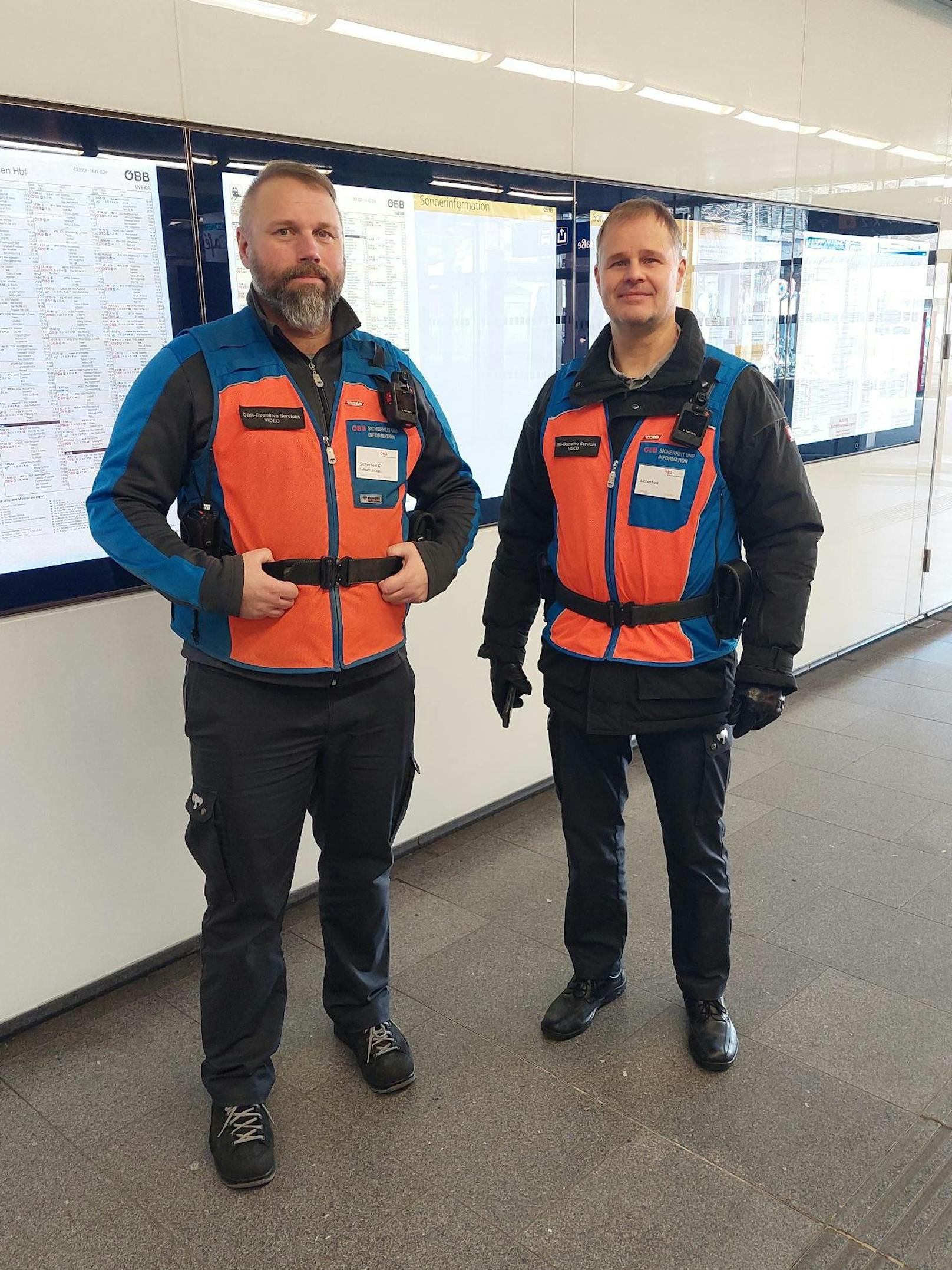 Die Sicherheitsmitarbeiter Ingo Dutter (li.) und Martin Gruber (re.) bei einem Rundgang am Hauptbahnhof St. Pölten