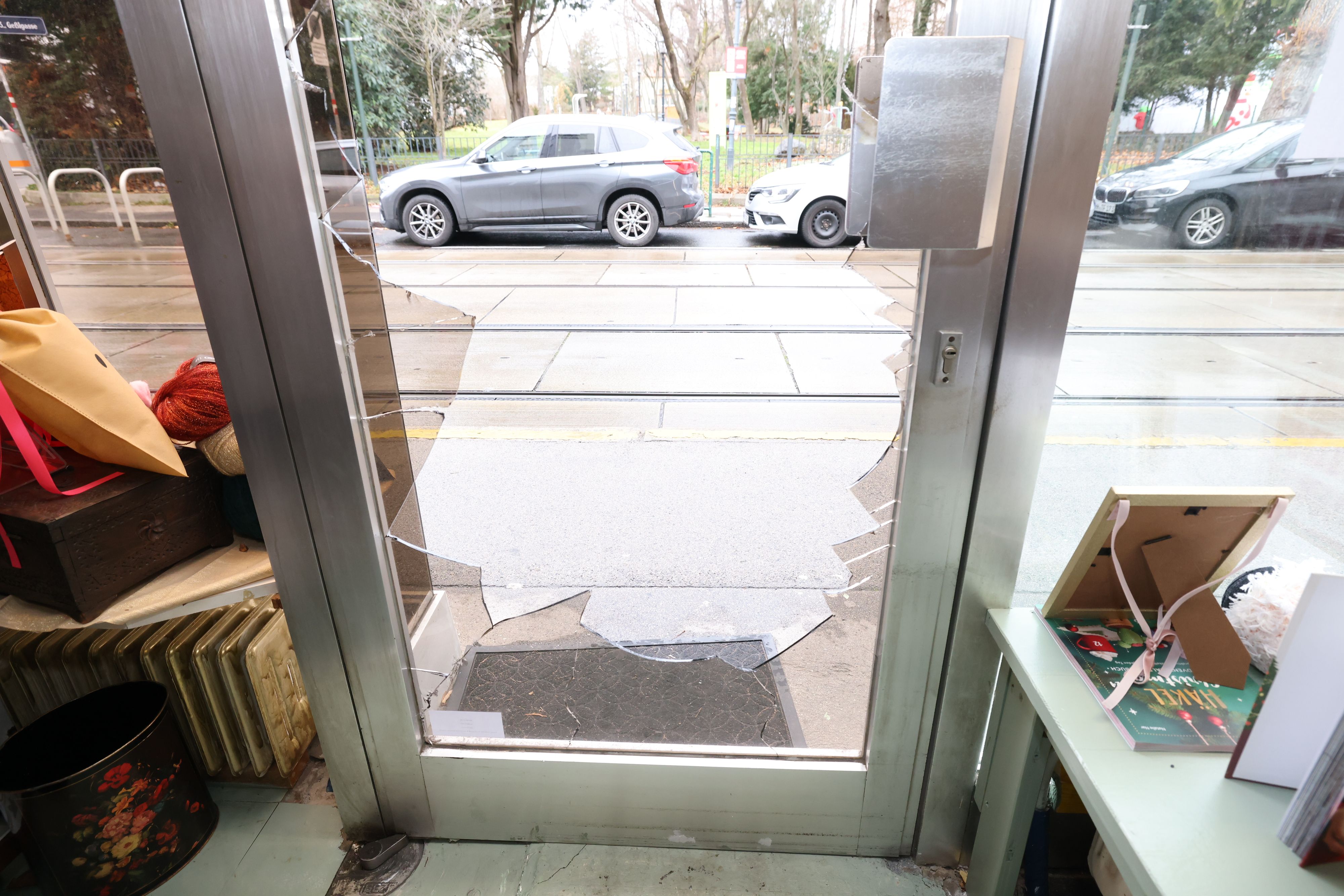 Die Scheibe wurde eingeschlagen, die Kassa ausgeräumt.