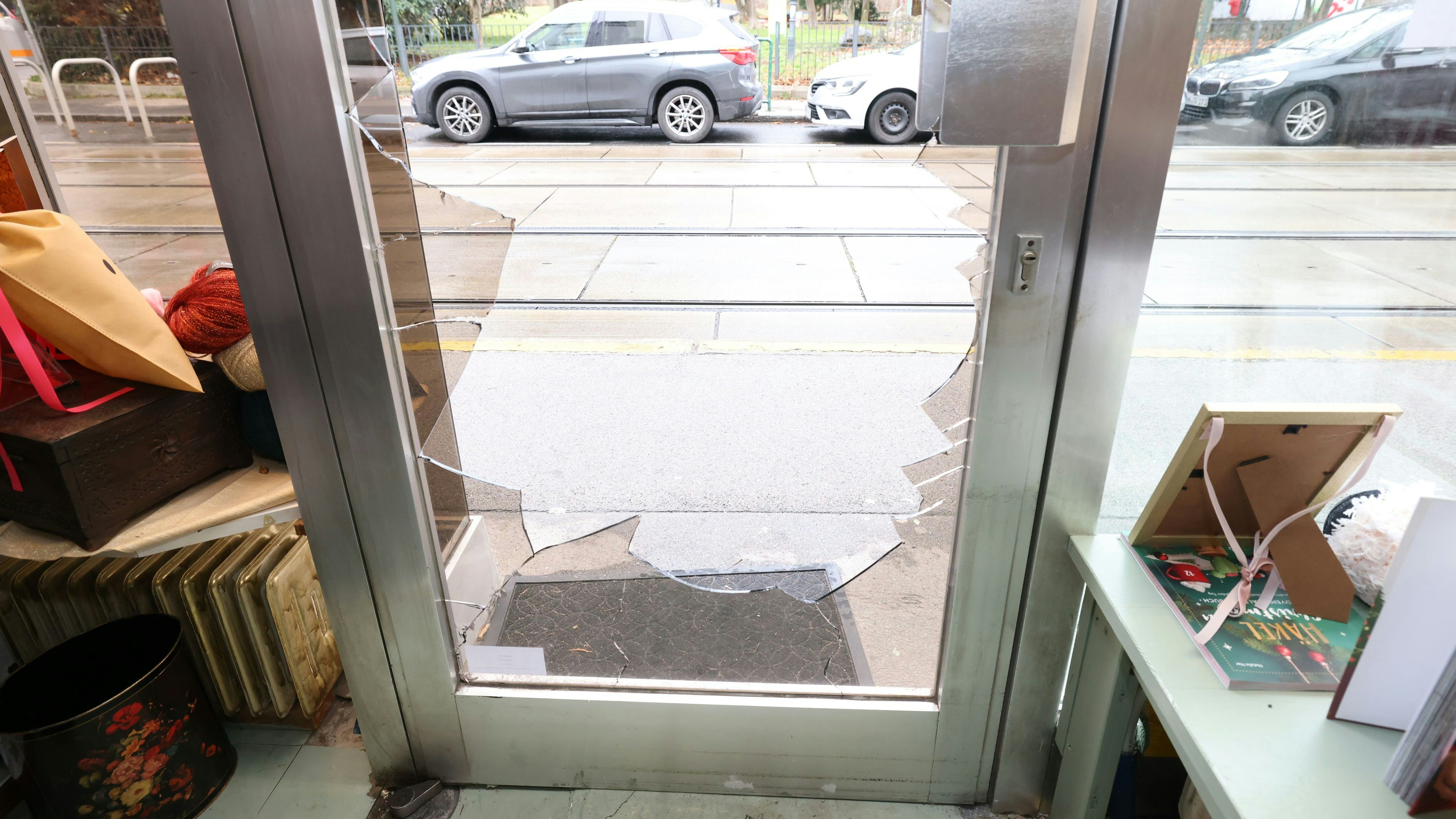 Die Scheibe wurde eingeschlagen, die Kassa ausgeräumt.