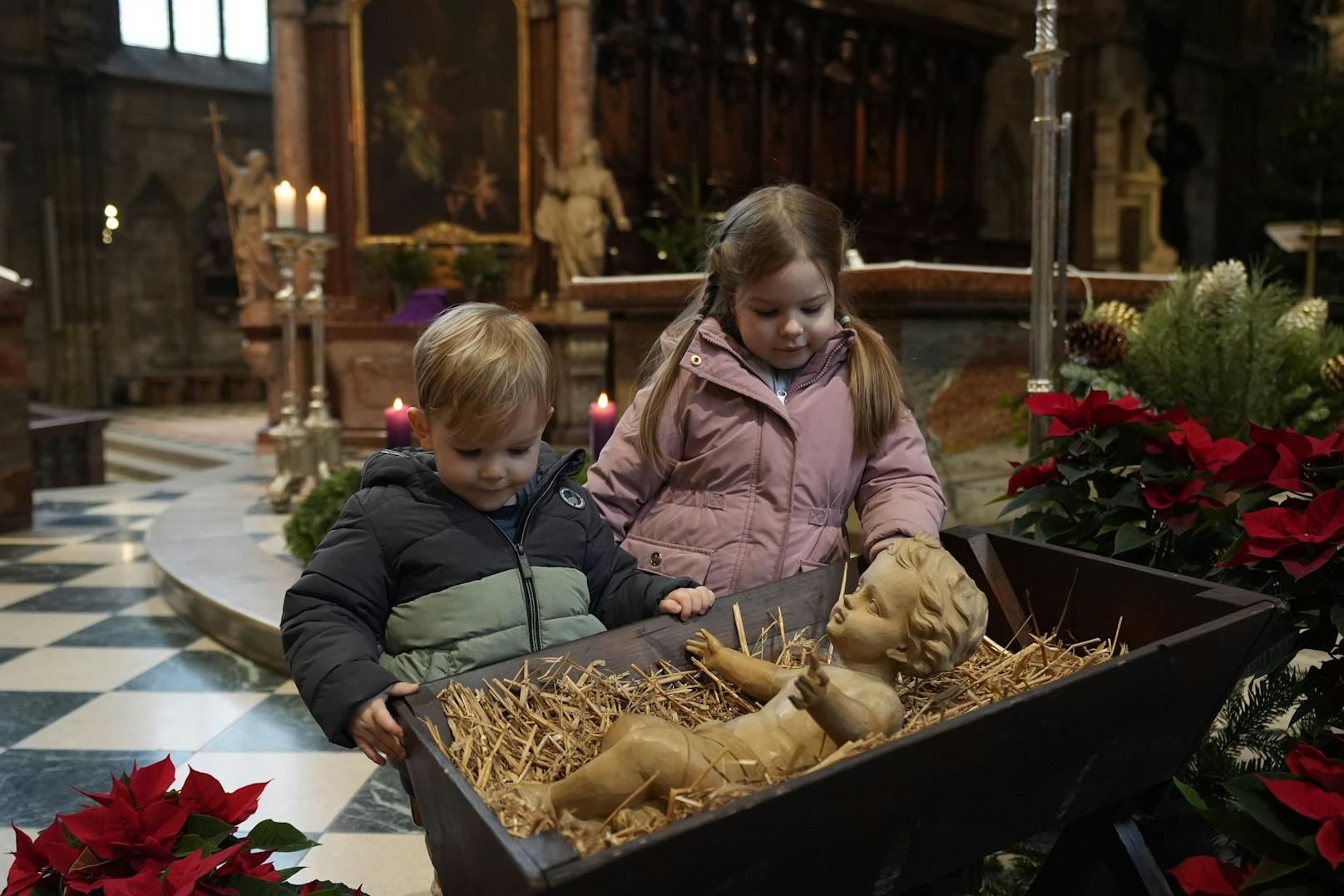 Auch die Holzkrippe ist Tradition im Stephansdom.