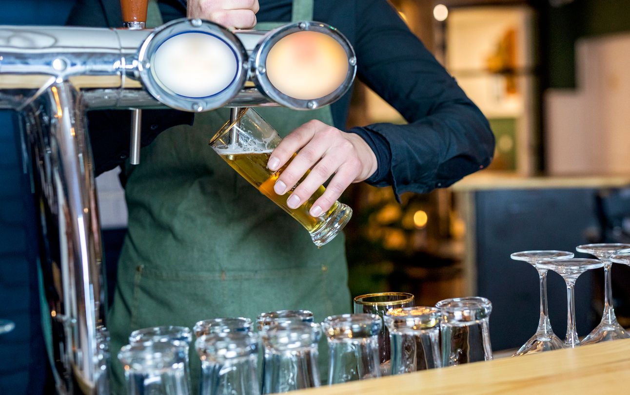 Der Mann soll der Kellnerin mehrmals gedroht haben. (Symbolbild)