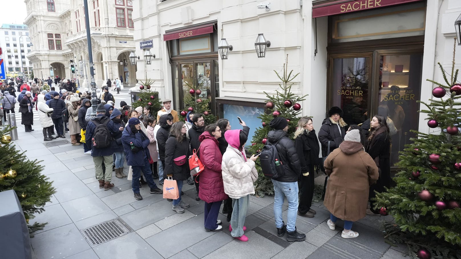 Die Warteschlange beim Hotel Sacher. 