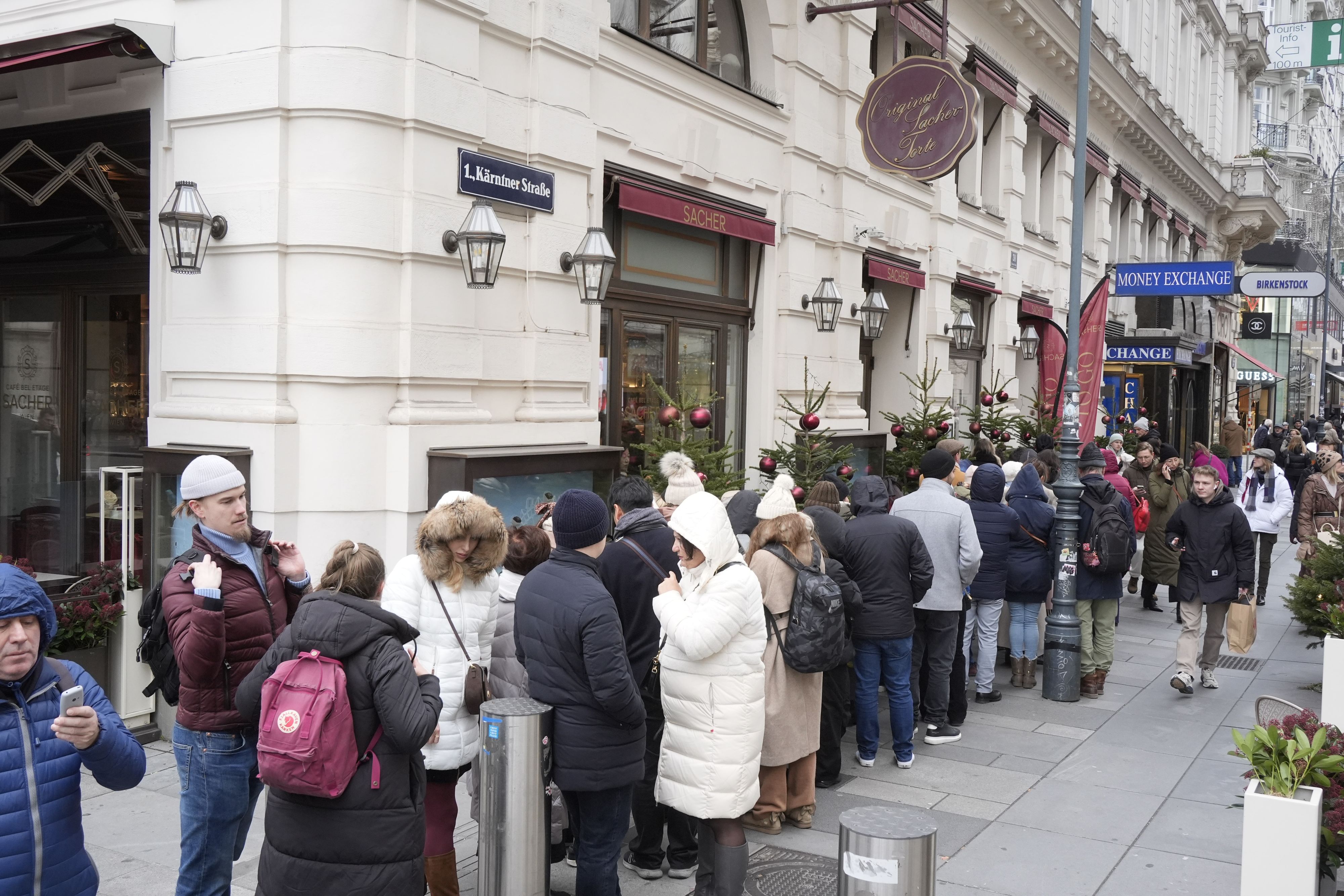 Warteschlange beim Hotel Sacher: Touristen stürmen in den Herbstferien Wien.