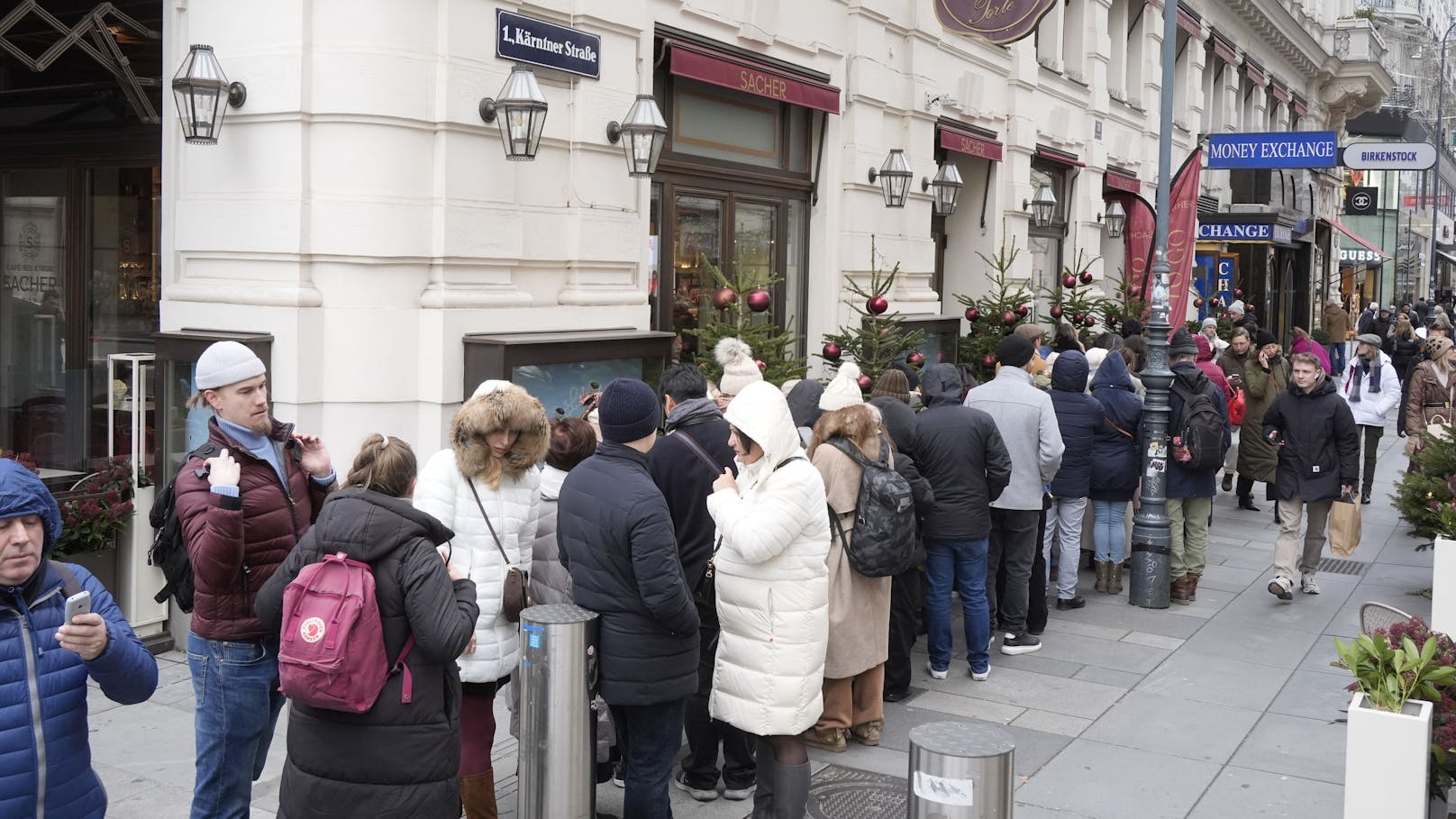 Die Warteschlange beim Hotel Sacher. 