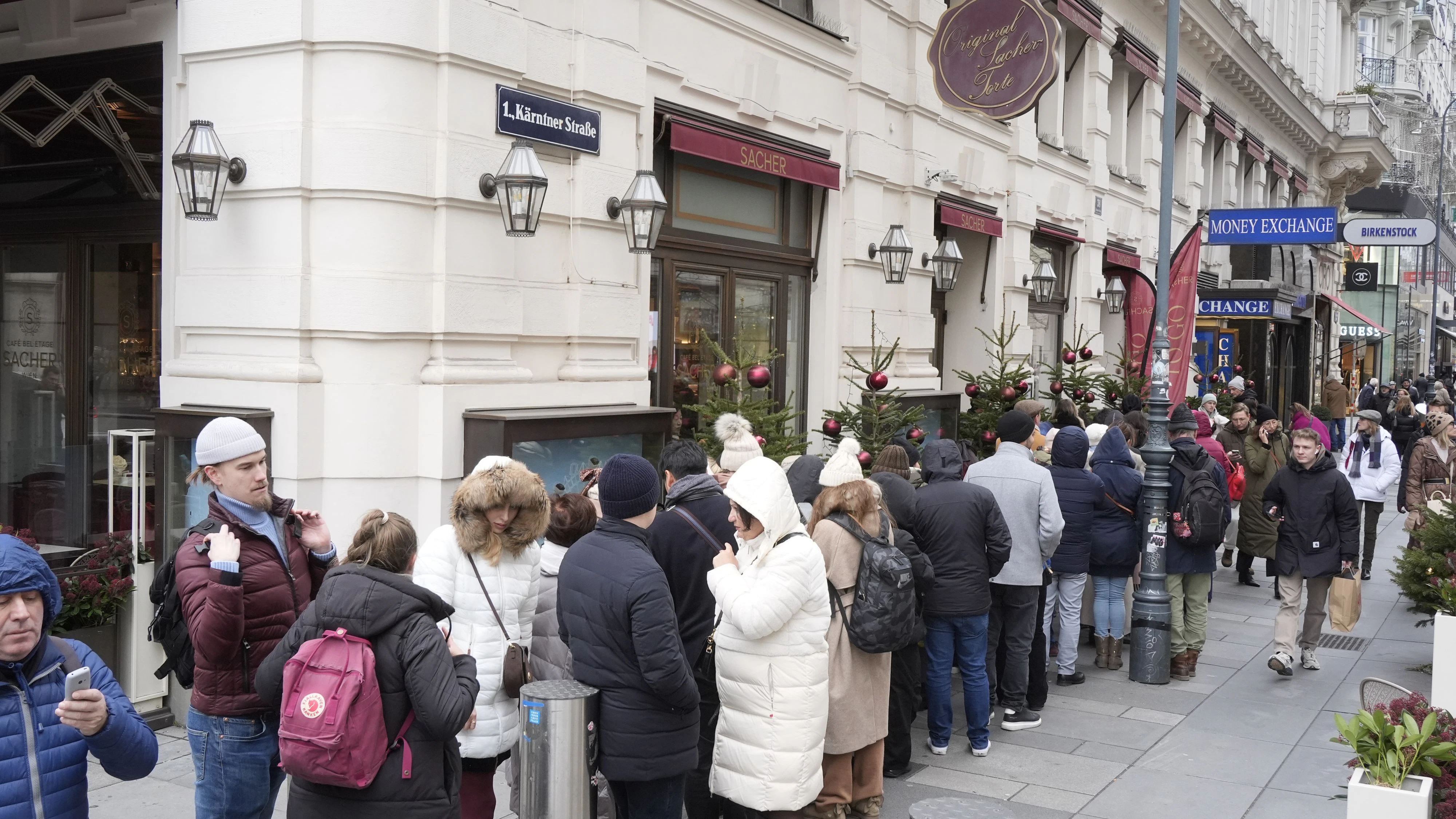 Die Warteschlange beim Hotel Sacher. 