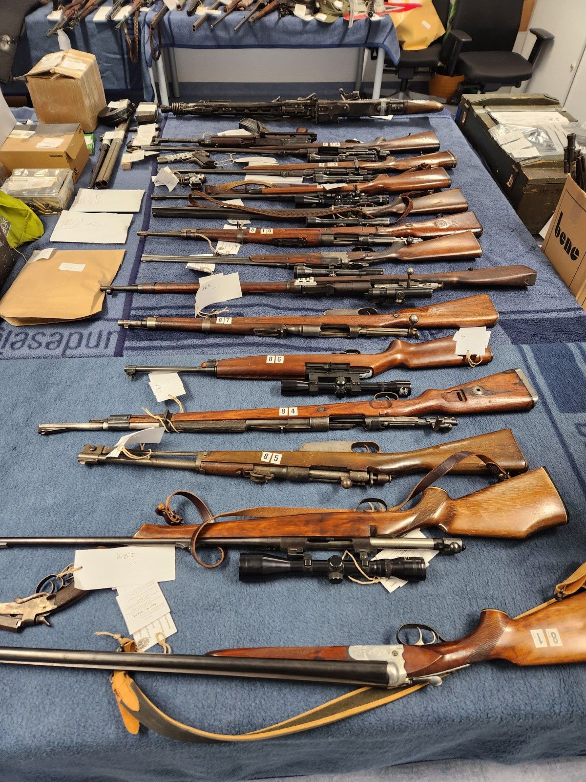 Die Polizei stellte zahlreiche Waffen sicher. 