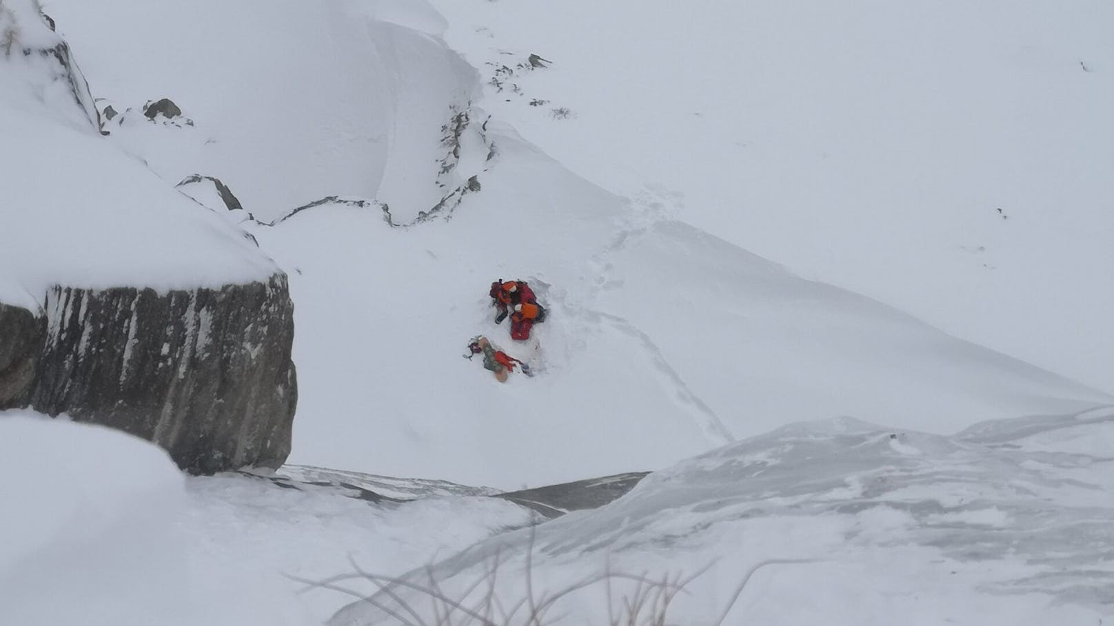 Snowboarder (27) überlebte 80-Meter-Absturz