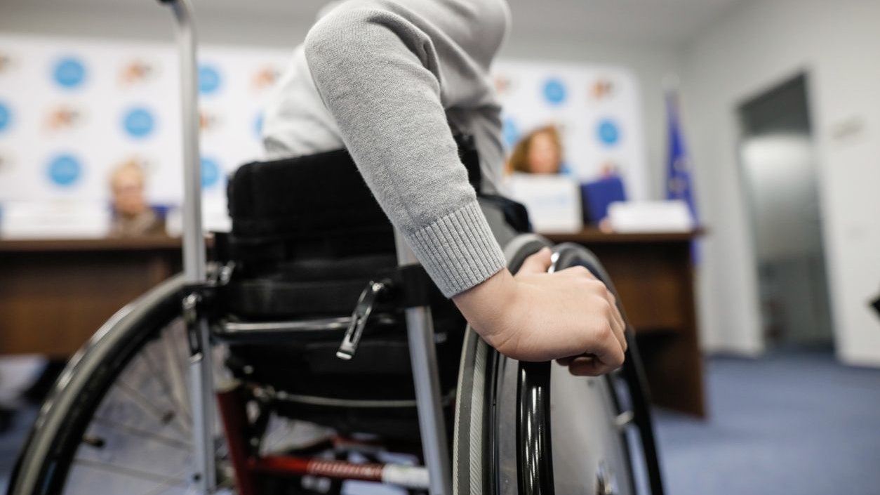 Der 11-Jährige sitzt nach seiner Operation vorübergehend im Rollstuhl. (Symbolbild)