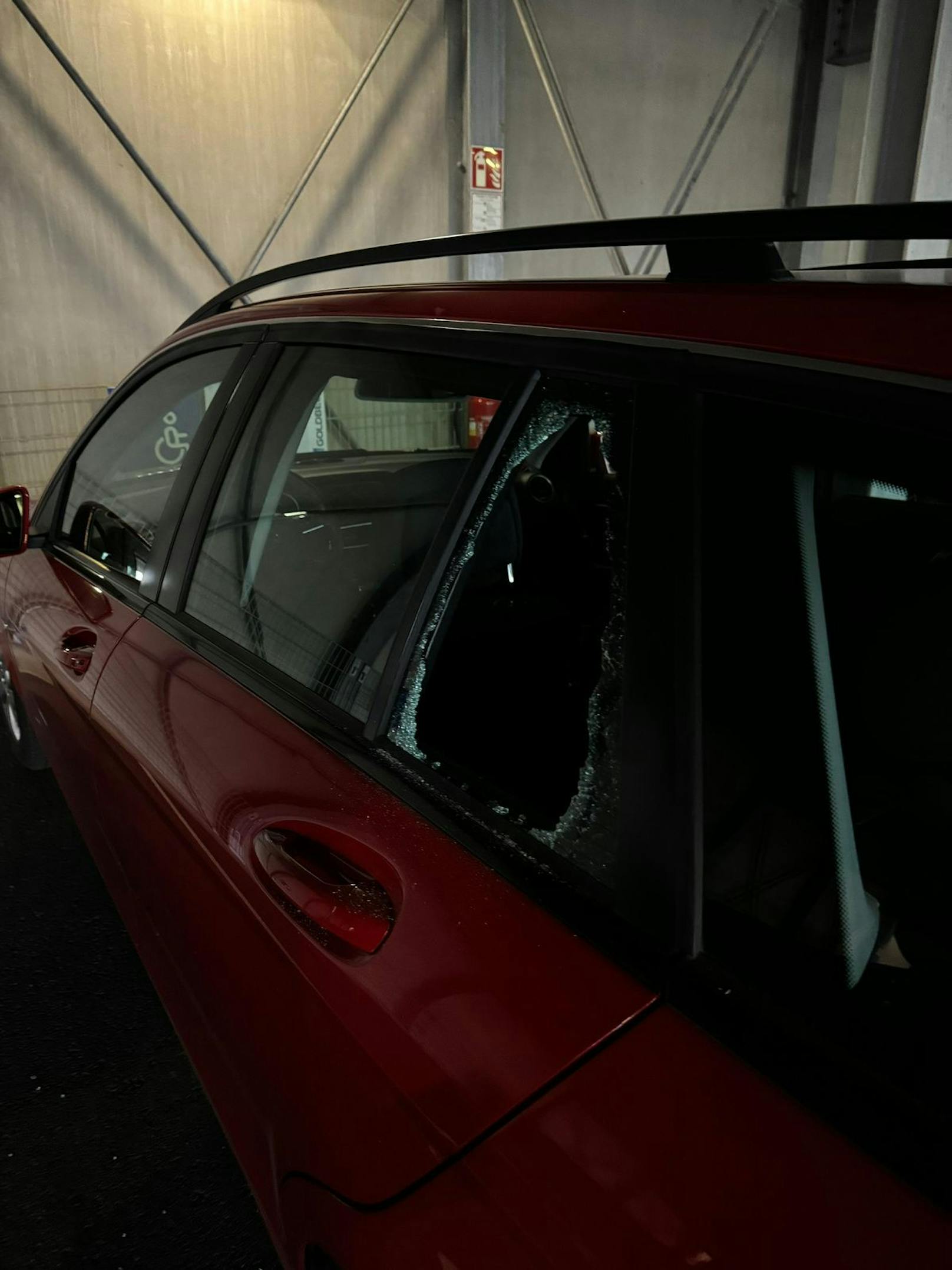 Die Bande hat wieder zugeschlagen: 10 Autos wurden aufgebrochen.