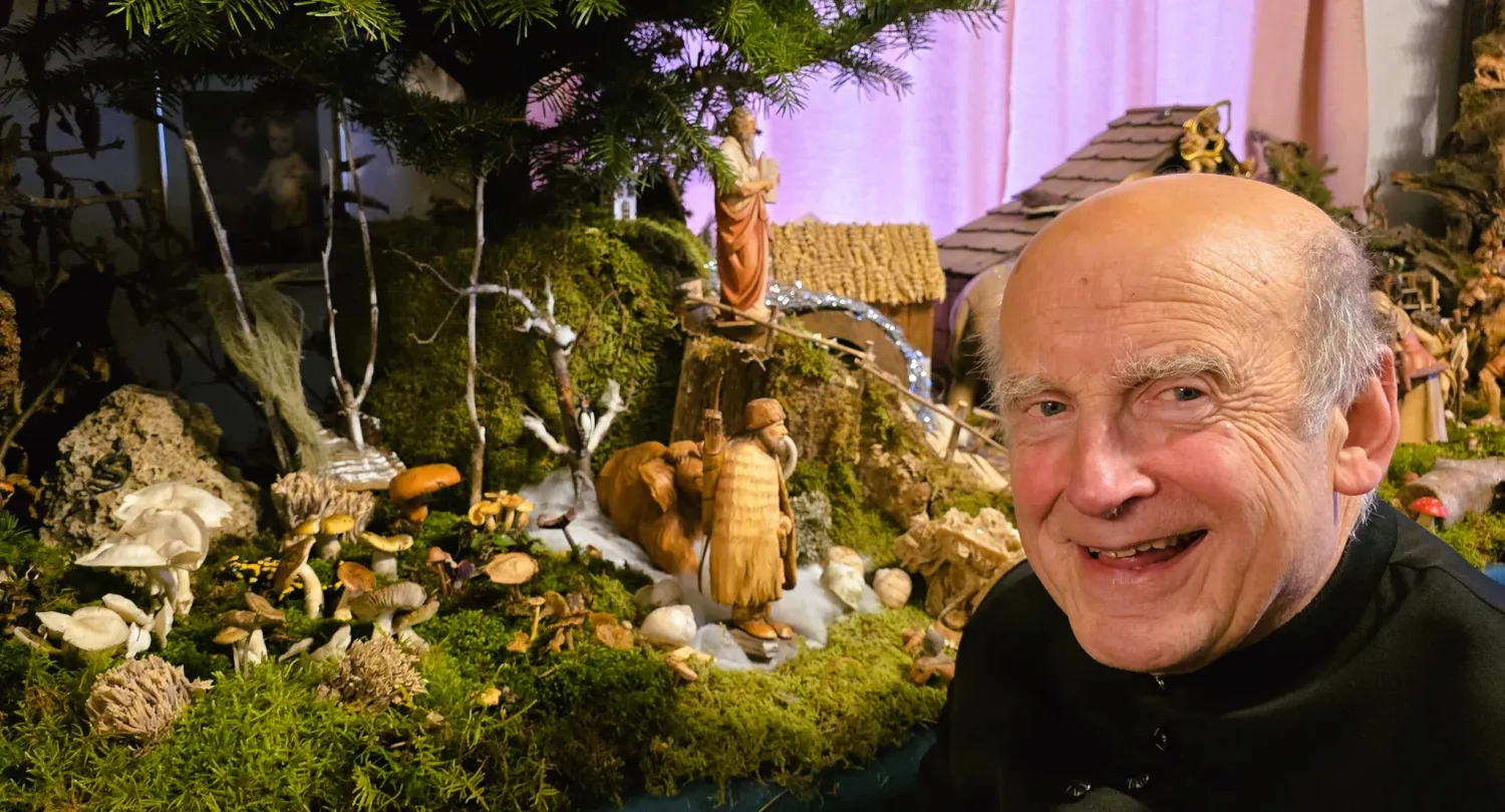 Reinhard Kittl vor seiner Krippe des Klimawandels in frische Pilze ausgestellt werden.