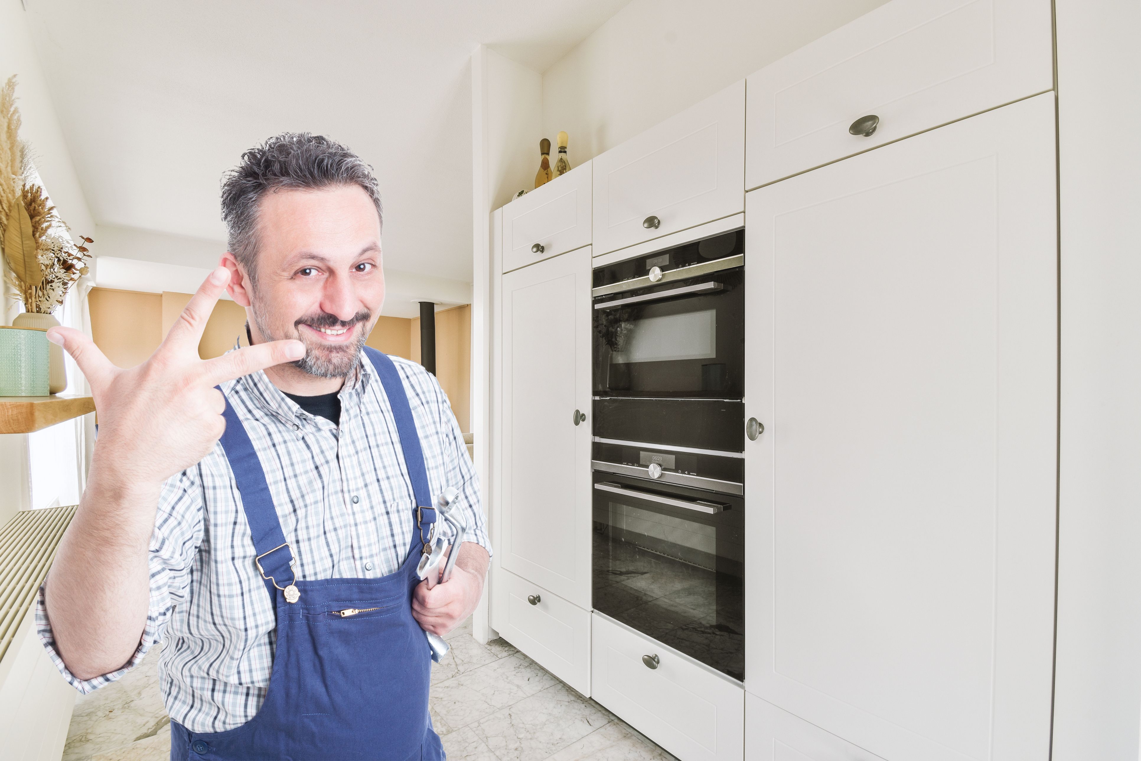 Lächelt charmant, aber der Preis kann böse überraschen – lassen Sie sich von Notdienst-Betrügern nicht aufs Glatteis führen!