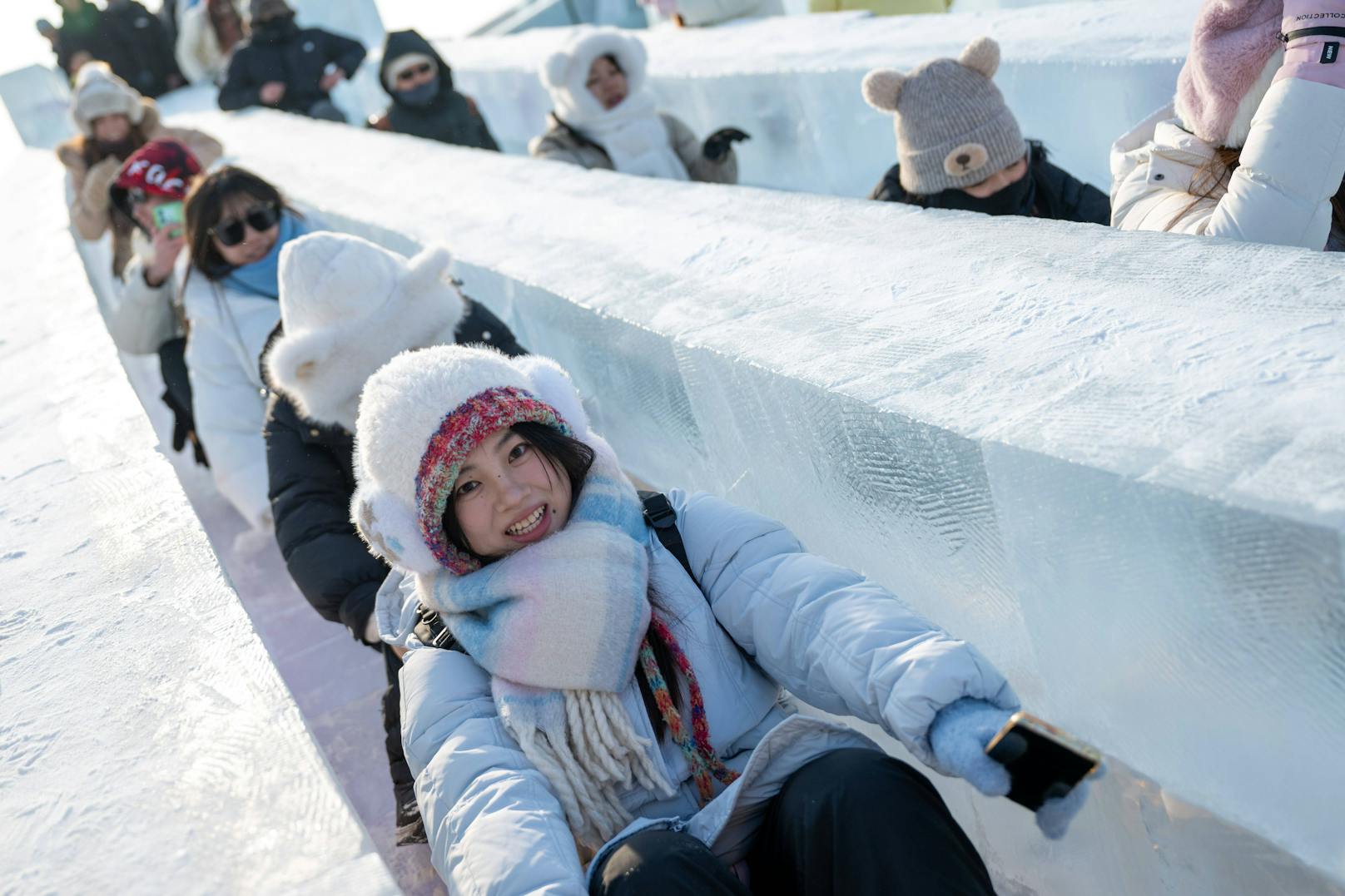 Eine der beliebtesten Attraktionen ist die Eisrutsche, welche diesmal 24 Bahnen umfasst.