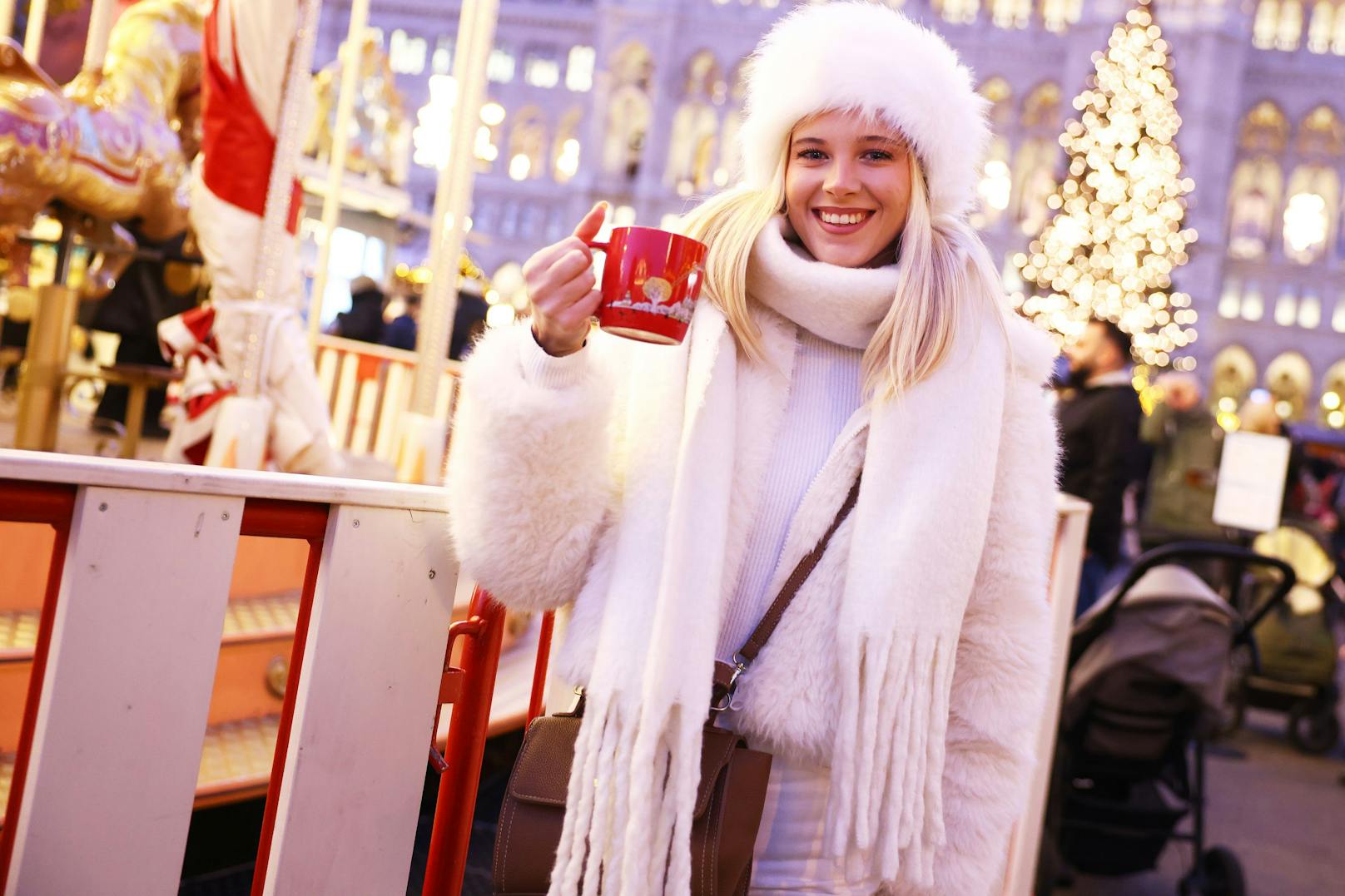 Der Weihnachtsmarkt am Rathausplatz hat noch bis 24.12. offen.