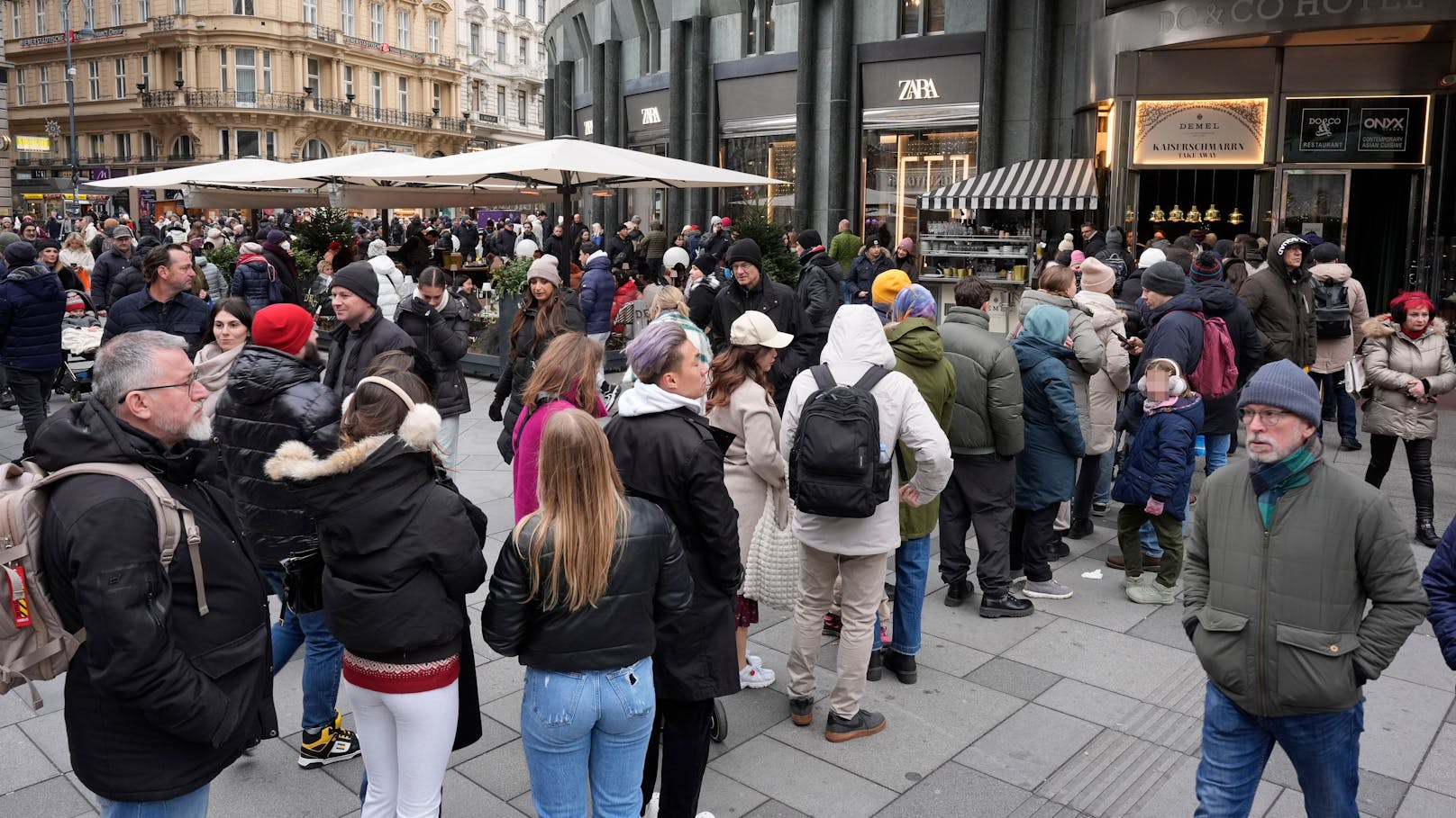 Kaiserschmarrn-Warteschlange vor dem Demel.