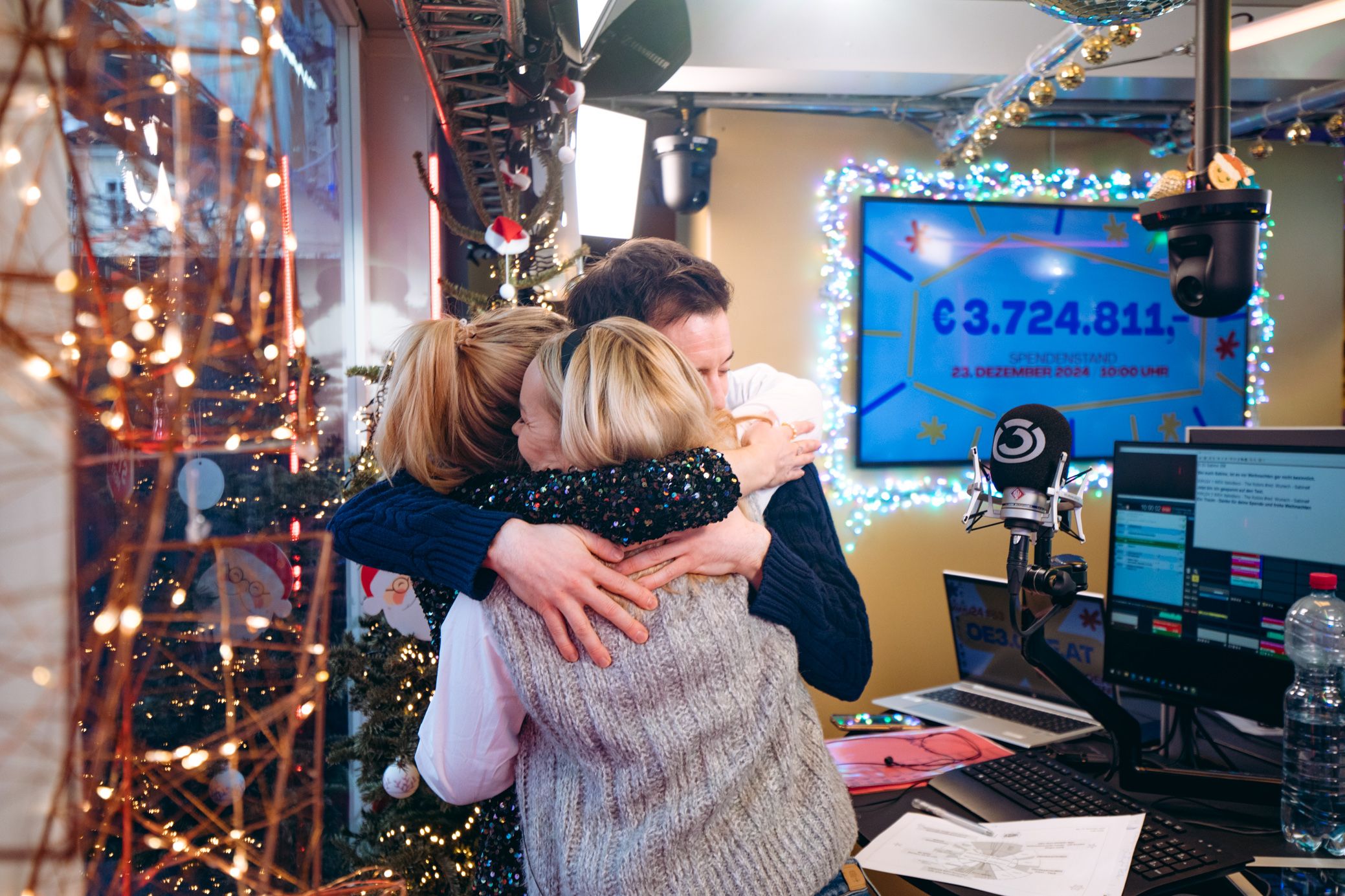Die Ö3 Moderatoren liegen sich in den Armen.